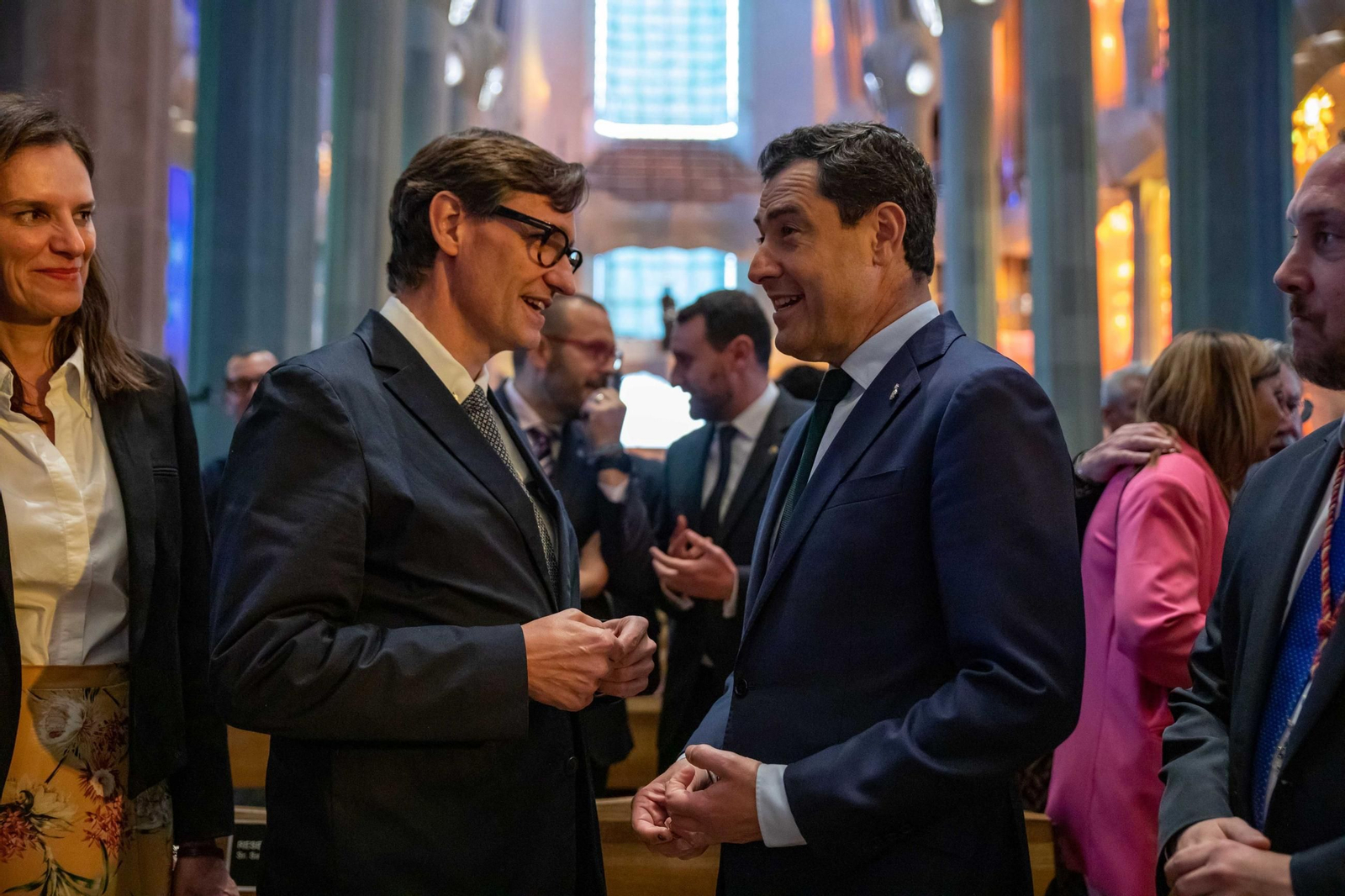 El presidente de la Junta de Andalucía, Juan Manuel Moreno Bonilla, saluda a Salvador Illa en Barcelona.