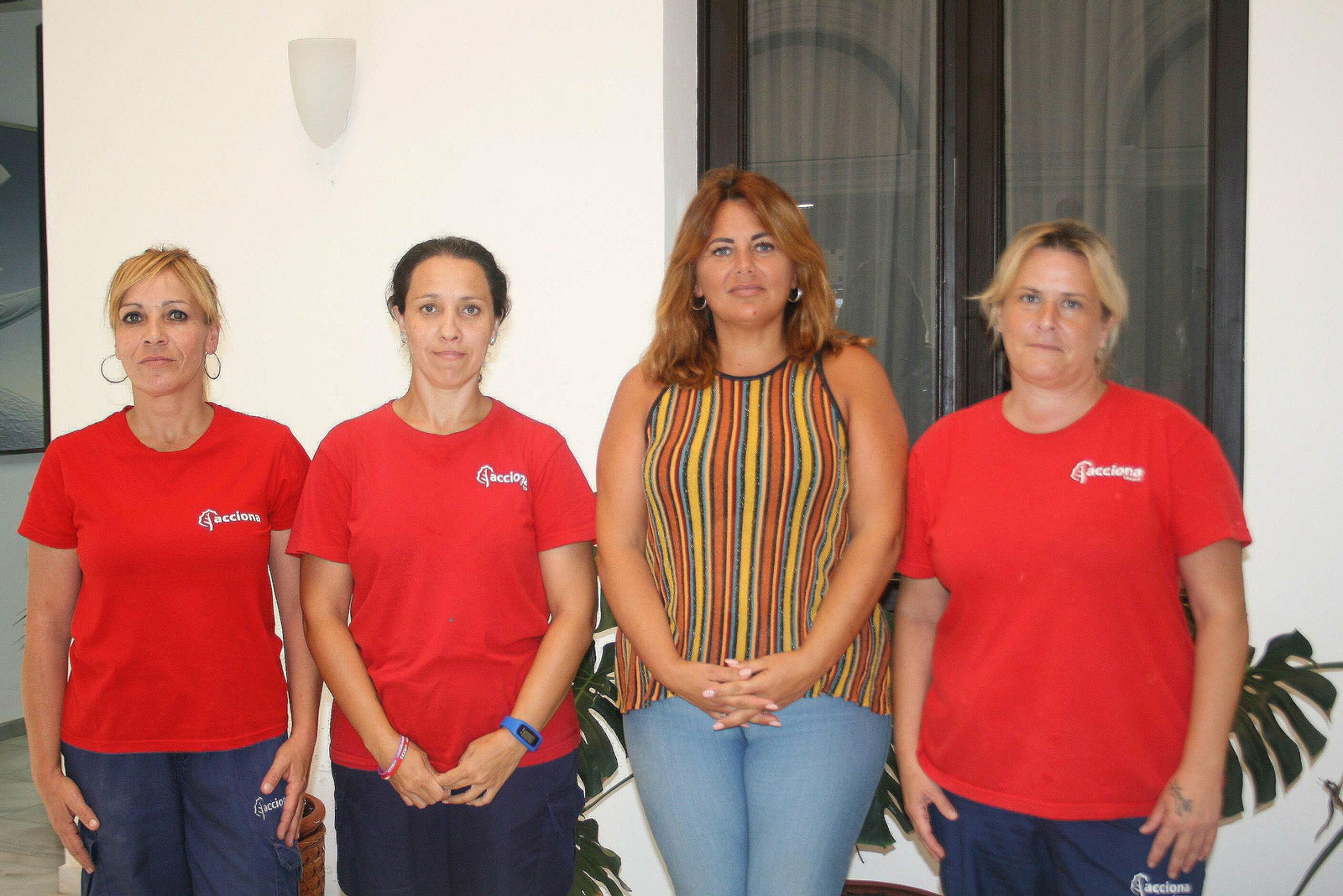 Elena Amaya junto a las representantes de las trabajadoras de Acciona en los astilleros de la Bahía