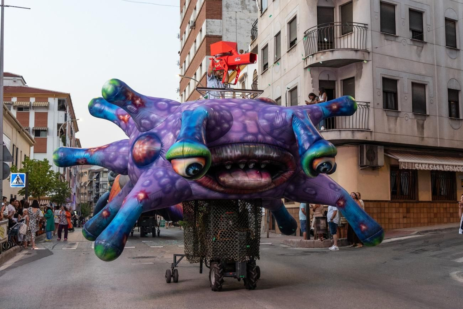 Pasacalles inaugural, fuegos artificiales e iluminación de la portada de feria y del recinto ferial de la Feria de San Bartolomé en Martos