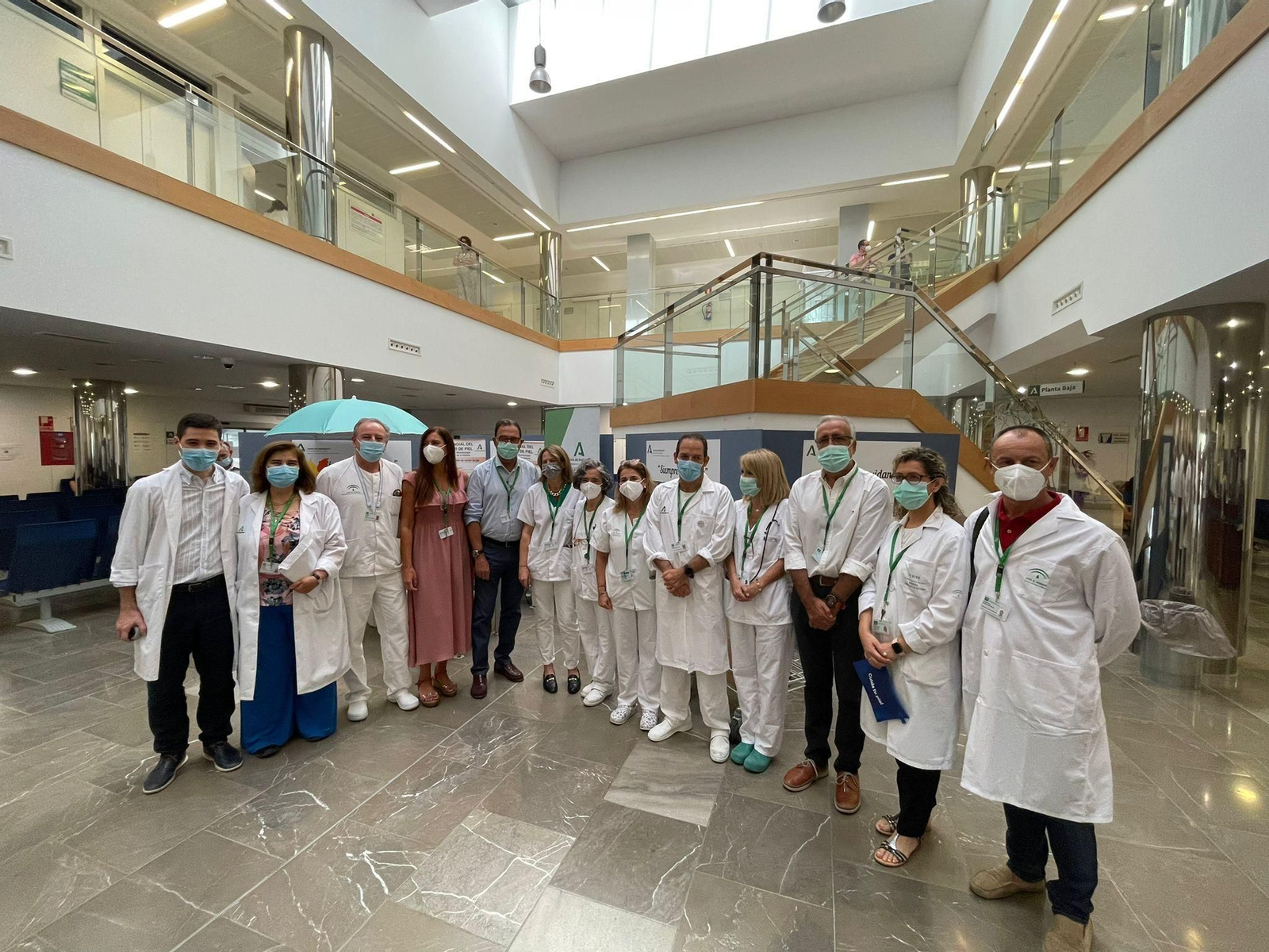 Profesionales del Clínico, junto al delegado de Salud, en el acto por el Día de Prevención del Cáncer de Piel. Profesionales del Clínico, junto al delegado de Salud, en el acto por el Día de Prevención del Cáncer de Piel.