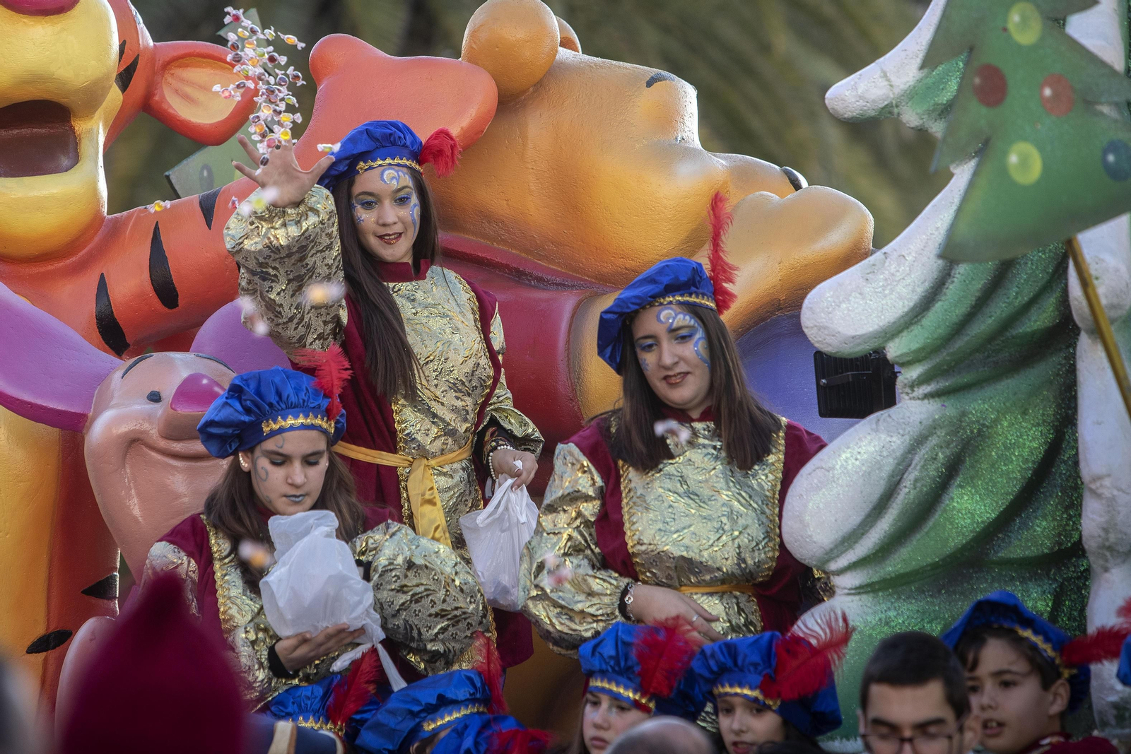 Imágenes de la cabalgata de los Reyes Magos en San Fernando