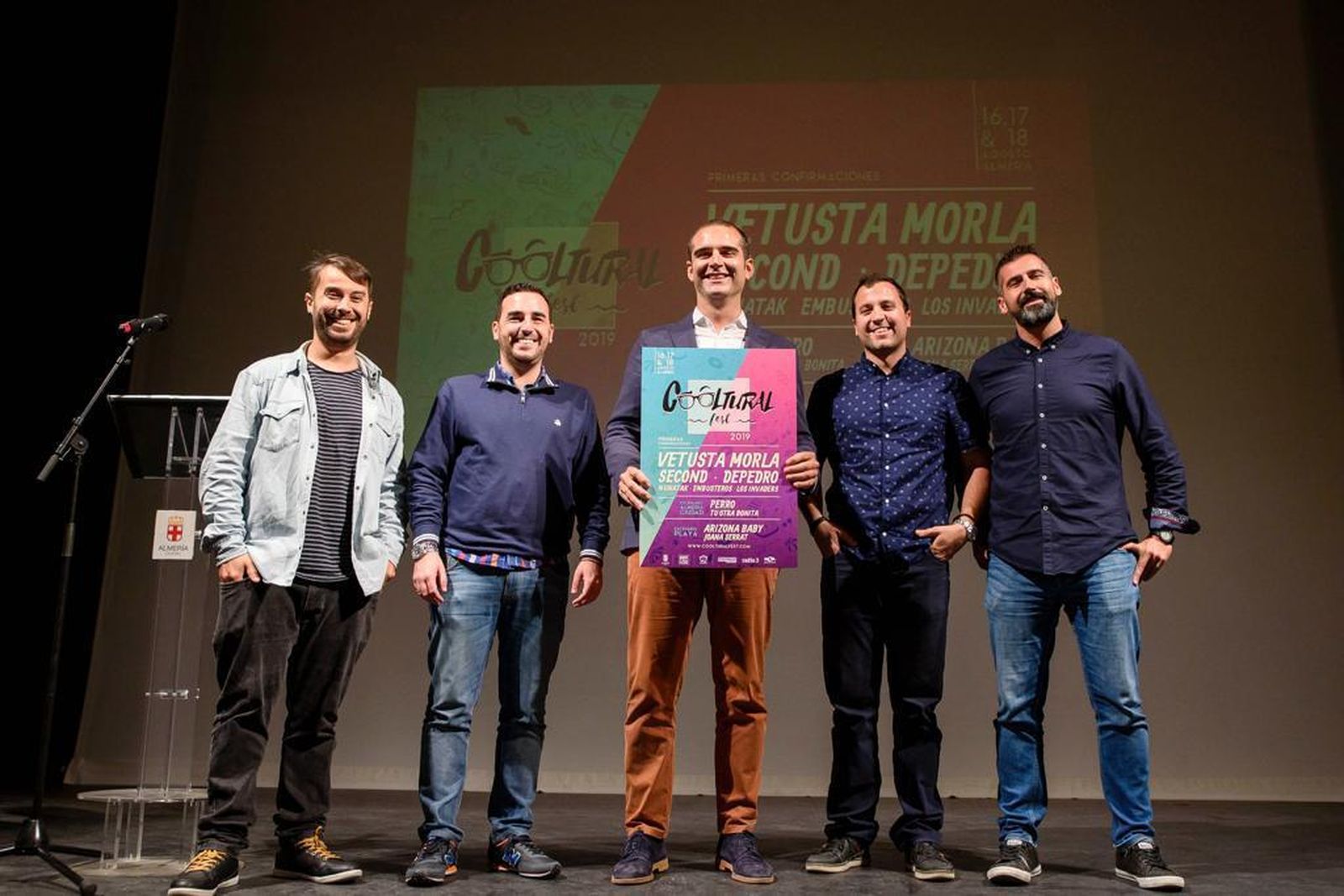El alcalde, Ramón Fernández-Pacheco, junto al concejal Carlos Sánchez y responsables de Smart Pro Music, ayer en el Teatro Apolo.