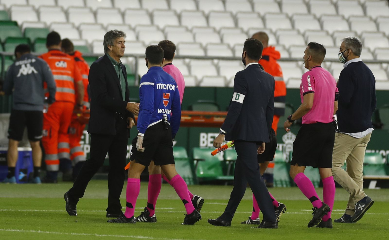 Pellegrini se dirige a Estrada Fernández al finalizar el encuentro.