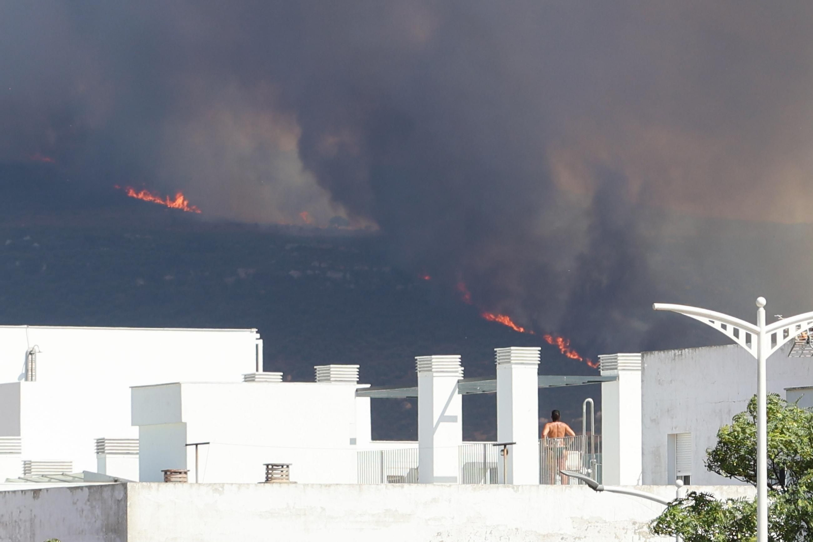 Las fotos del incendio forestal en la Sierra de la Plata de Tarifa
