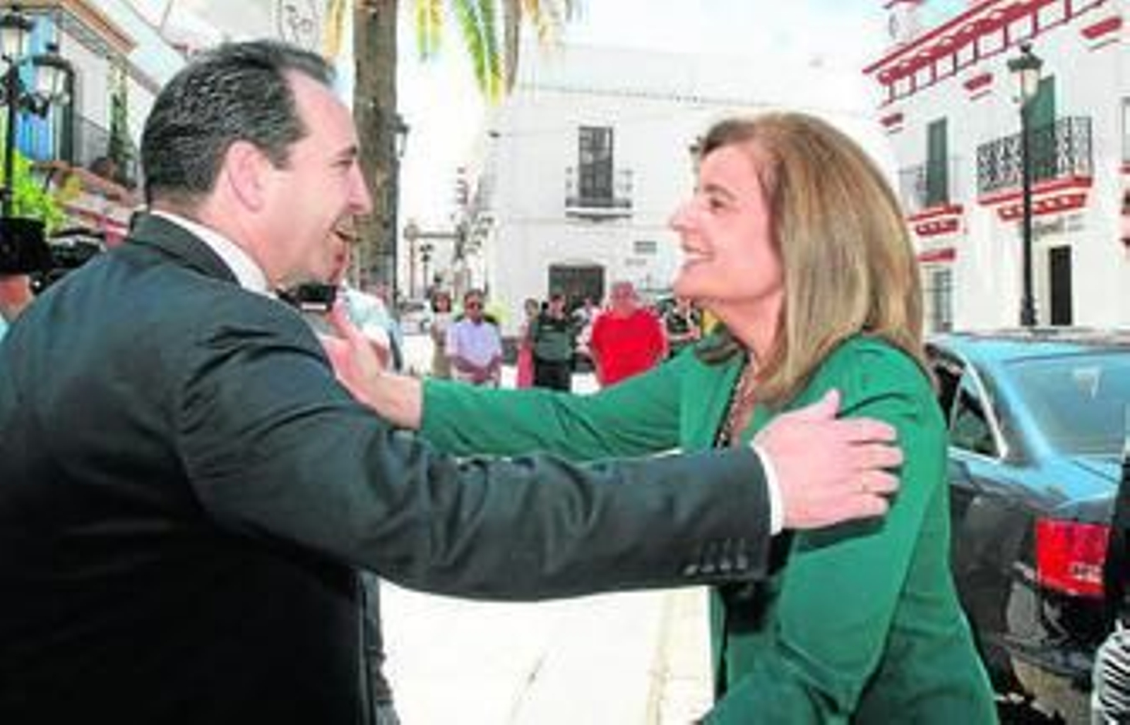 La ministra saluda al alcalde de Almonte.