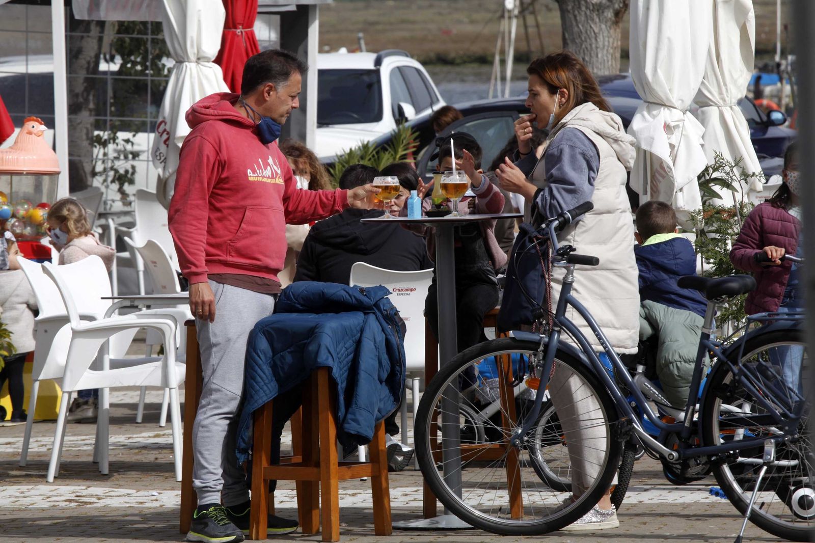 Ambiente en las terrazas de El Rompido y Punta Umbría durante este sábado.