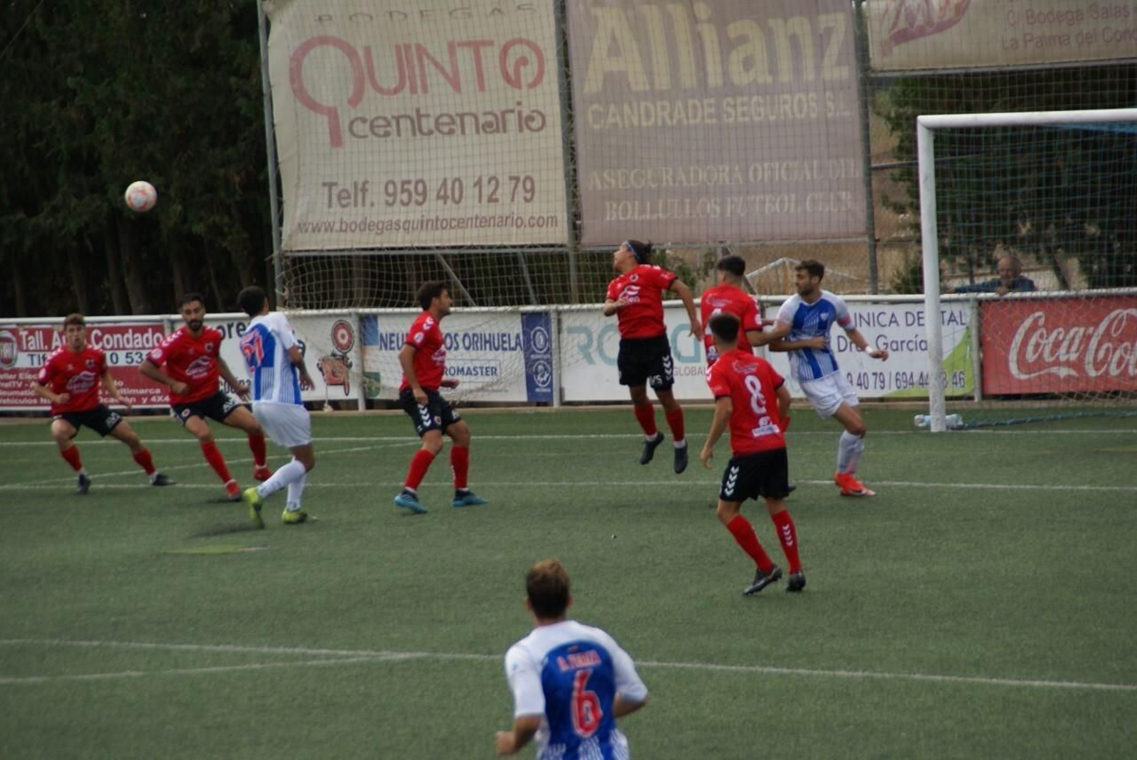 Un lance del duelo provincial que enfrentó al Bollullos y al Cartaya. Un lance del duelo provincial que enfrentó al Bollullos y al Cartaya.