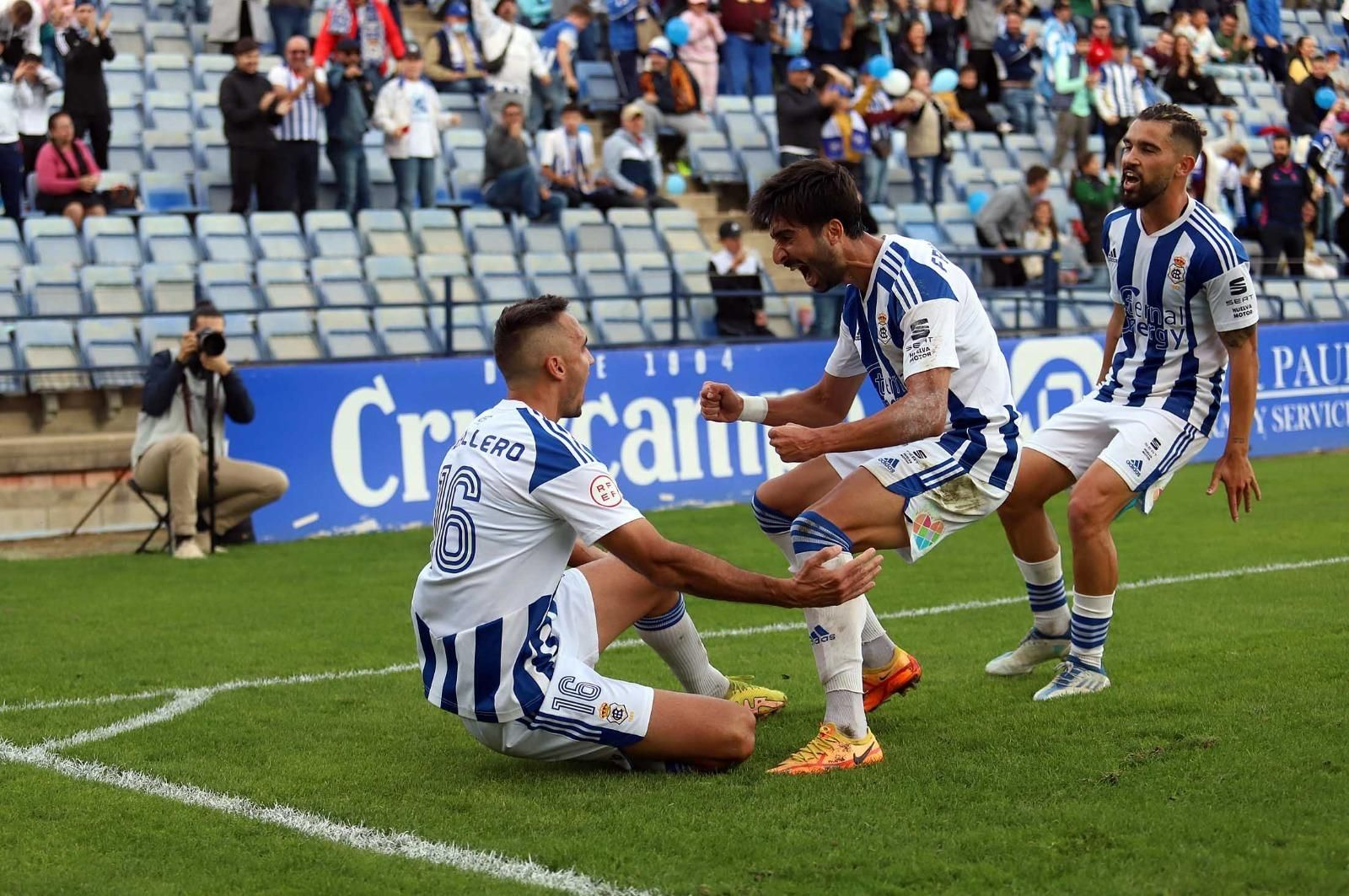 Fran Ávila y Arjona se disponen a felicitar a Cabllero tras anotar el 1-0.