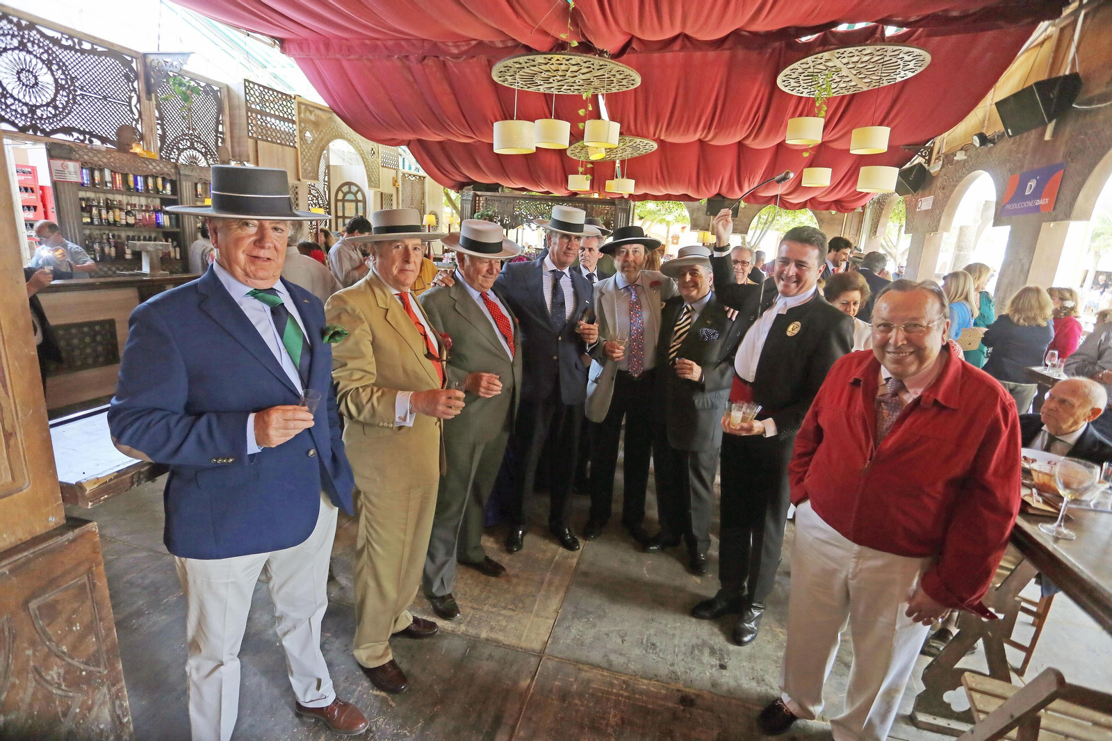 Tradicional acto del Sombrero de Ala Ancha que se celebró en la caseta Makandé.