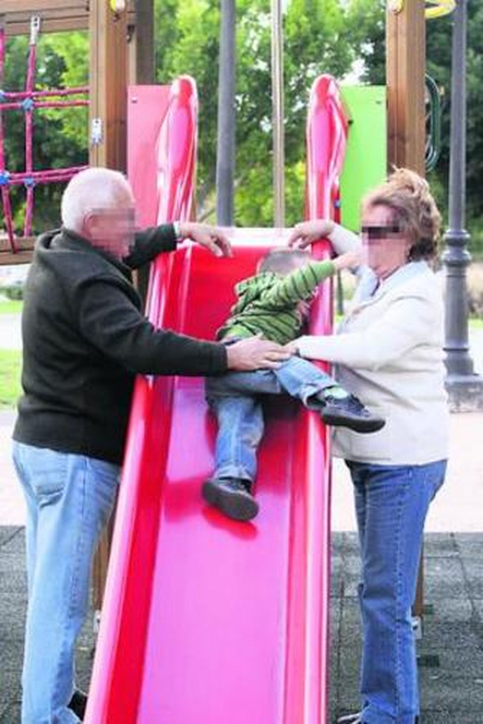 Unos abuelos juegan con su nieto en una imagen de archivo.