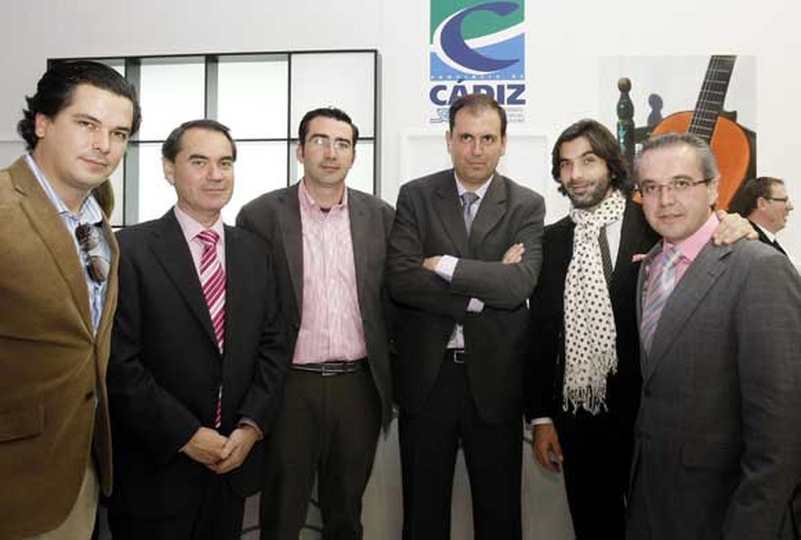 El presidente de la Mancomunidad de la Sierra, Alfonso Moscoso (derecha), y varios regidores gaditanos, entre otros, junto al torero Javier Conde.

Foto: Fito Carreto