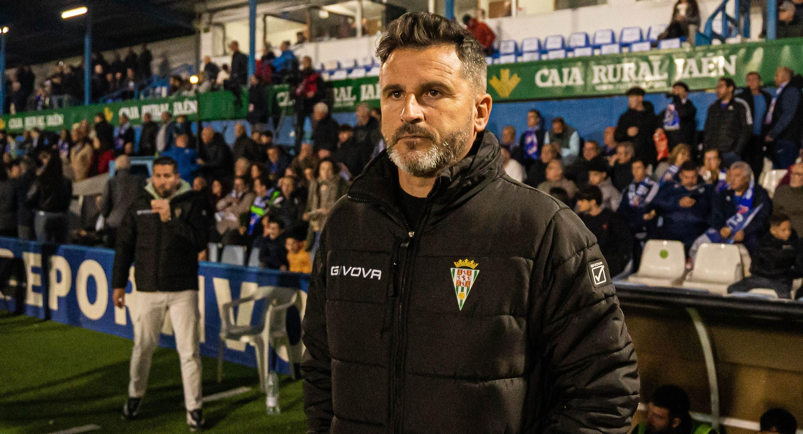 Iván Ania, concentrado, antes de que arrancase el Linares - Córdoba CF. Iván Ania, concentrado, antes de que arrancase el Linares - Córdoba CF.