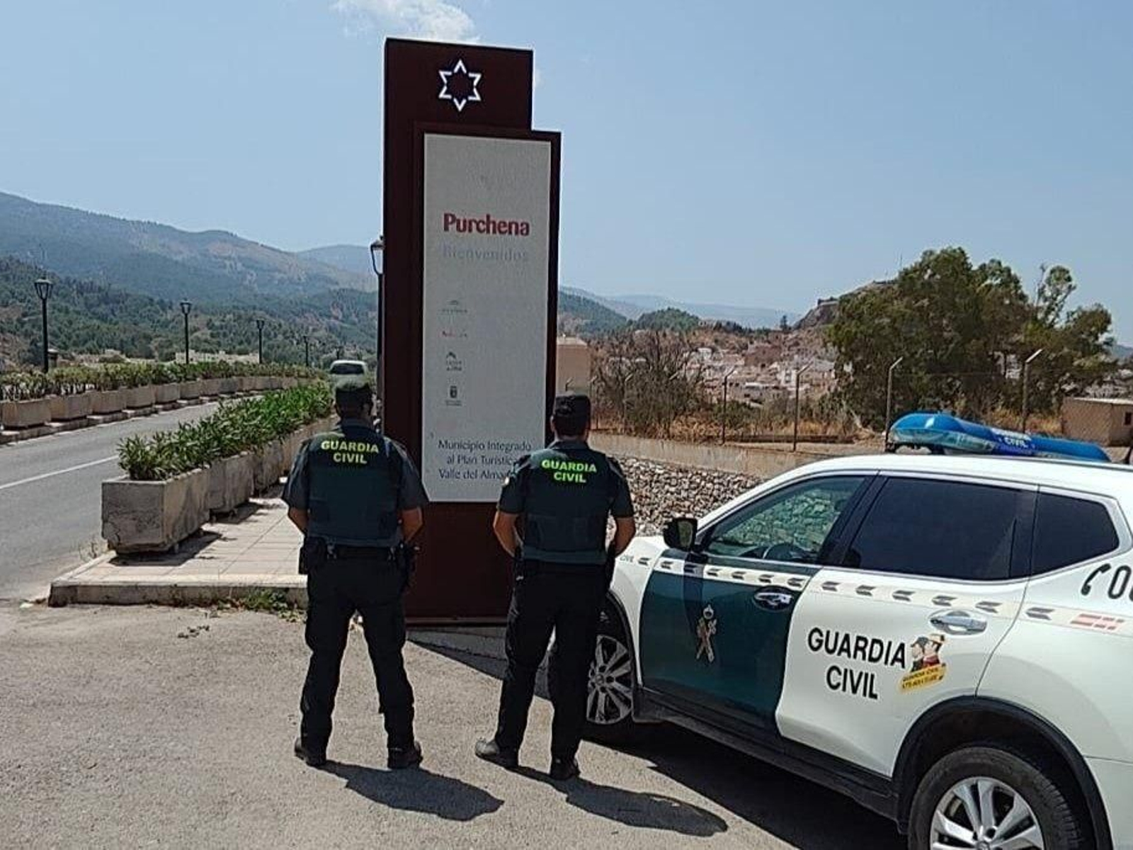 Agentes de la Guardia Civil en Purchena.
