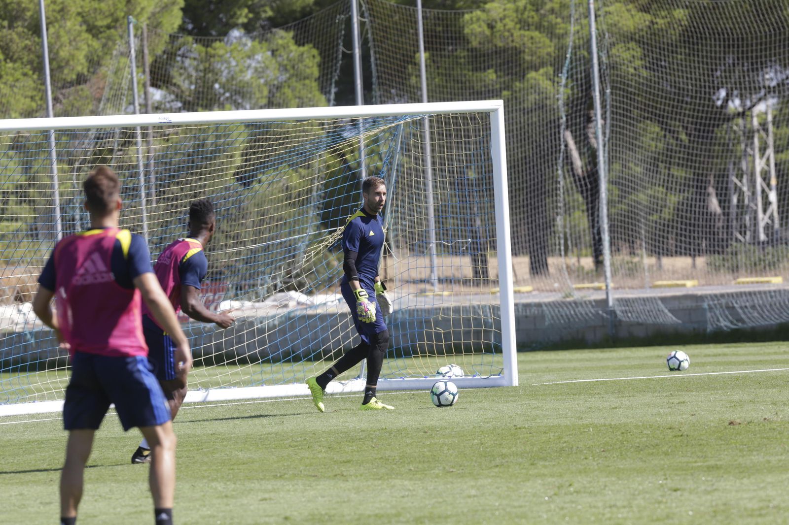 Alberto Cifuentes retiene el esférico en el transcurso de un entrenamiento.