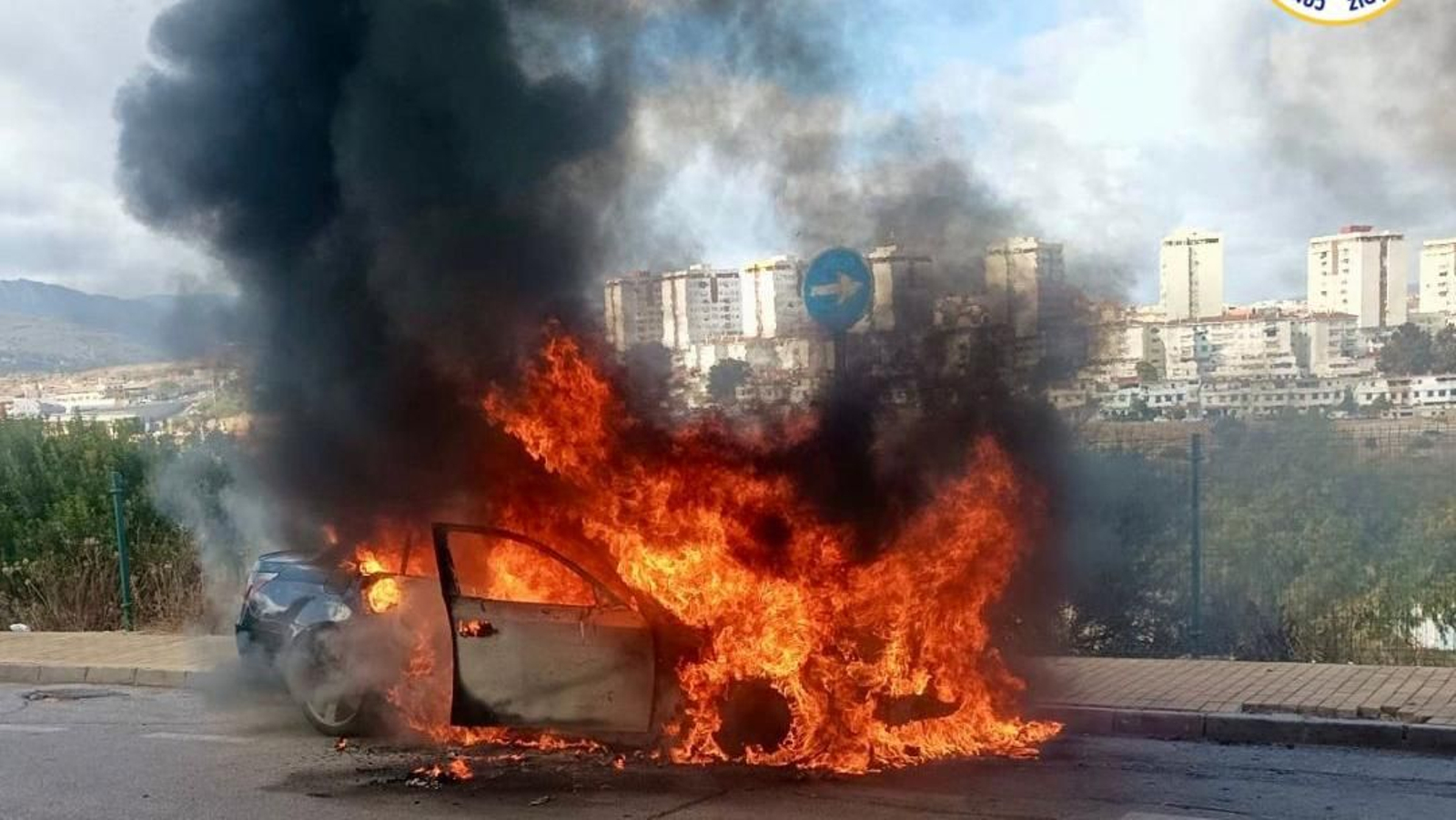 El vehículo incendiado en Sotorrebolo.