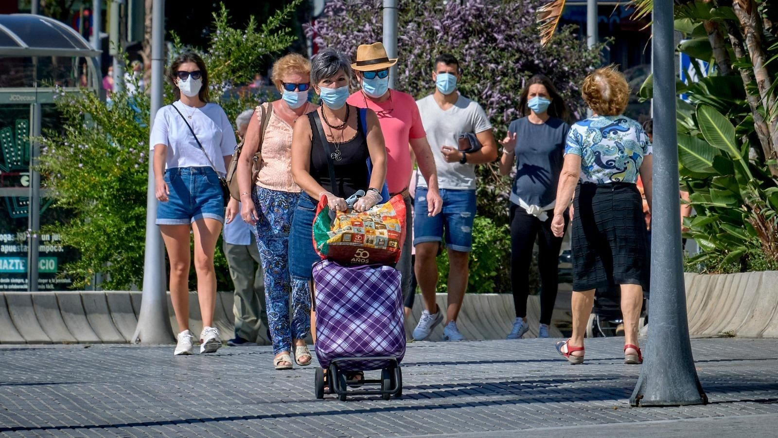Un grupo de vecinos por la calle en plena desescalada.