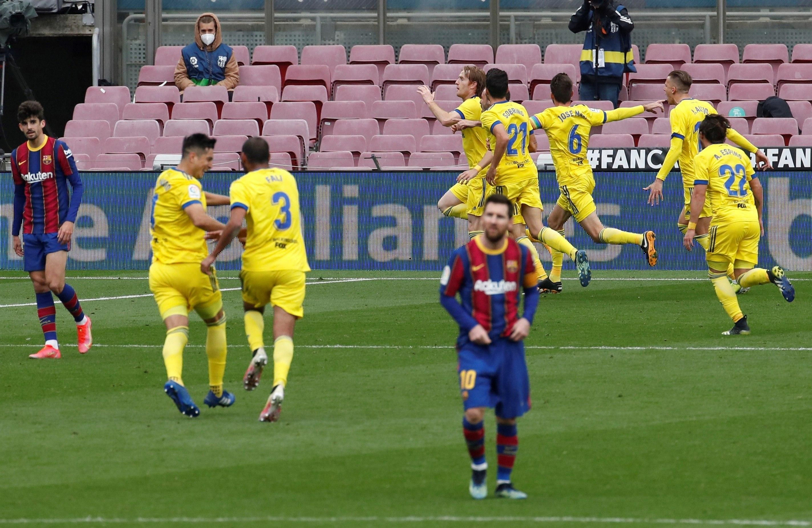 Los jugadores del Cádiz celebran el gol del empate en el Camp el curso pasado.