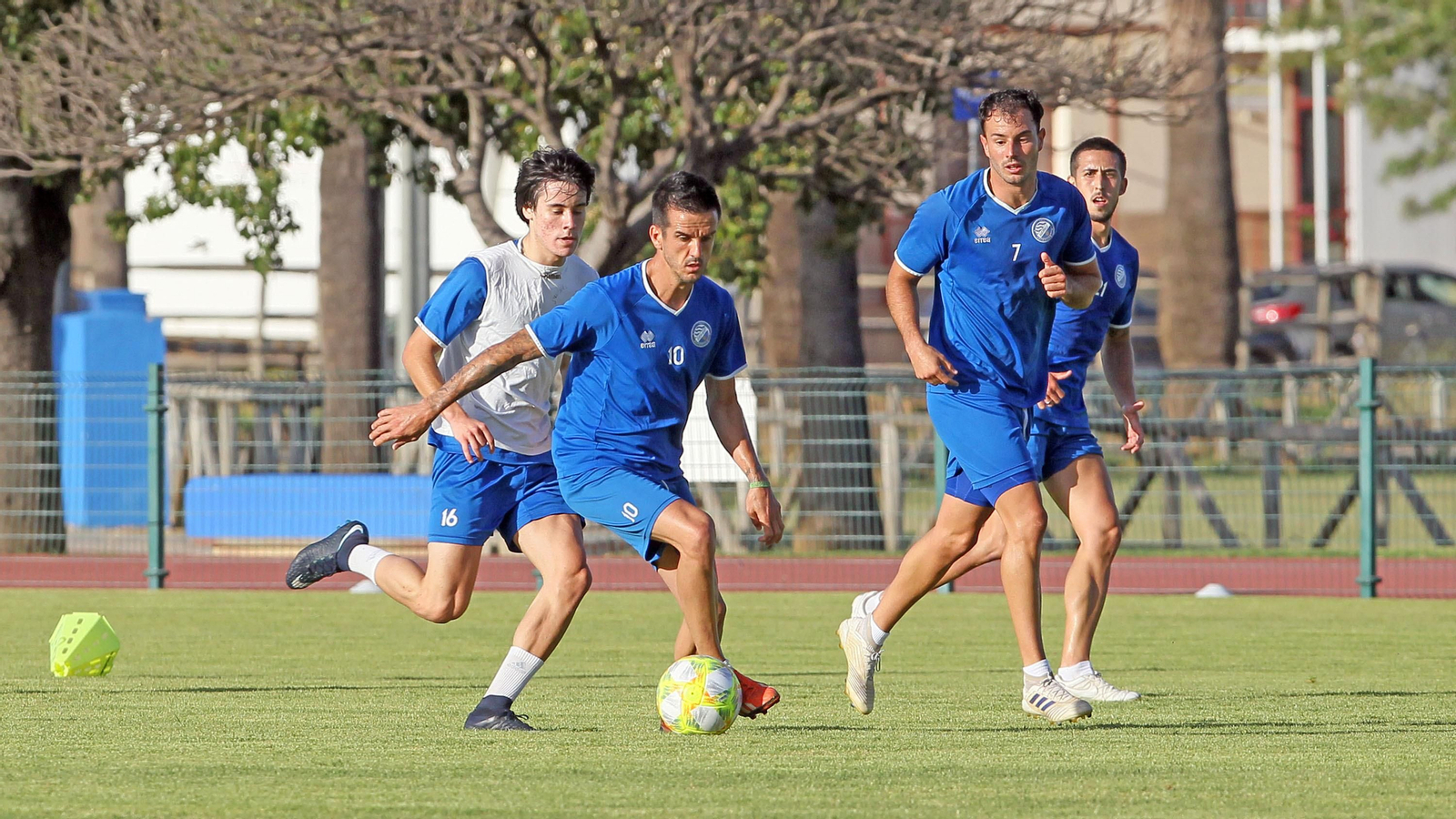 Bello, capitán azulino, conduce el balón en el primer entrenamiento del equipo tras el parón.