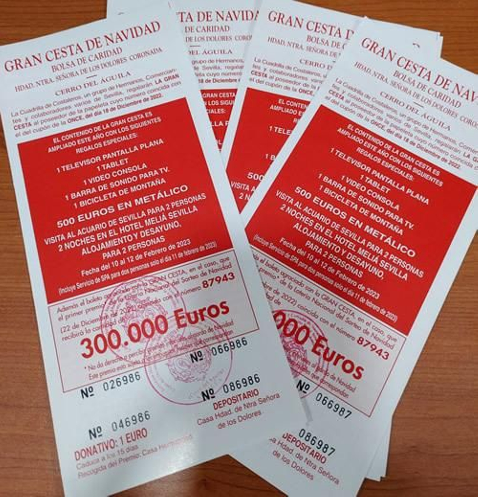 Tríptico de los premios que alberga la cesta de Navidad de la Hermandad del Cerro.