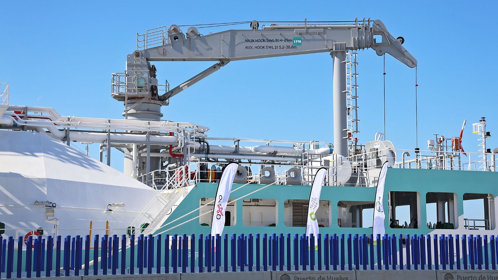 Una vista cercana del 'Alisios LNG' atracado en el Puerto de Huelva.