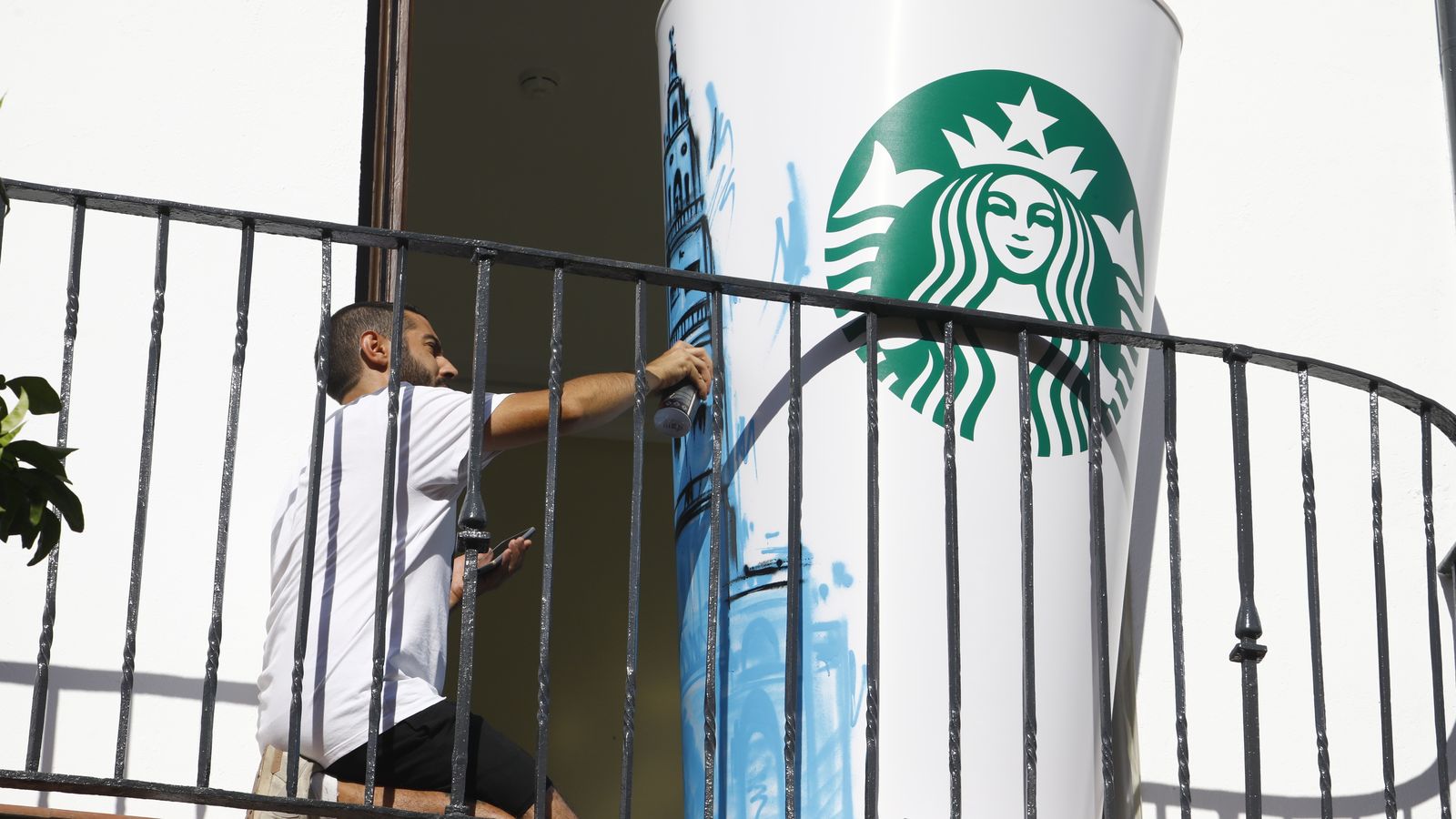 Sake Ink durante su intervención artística.