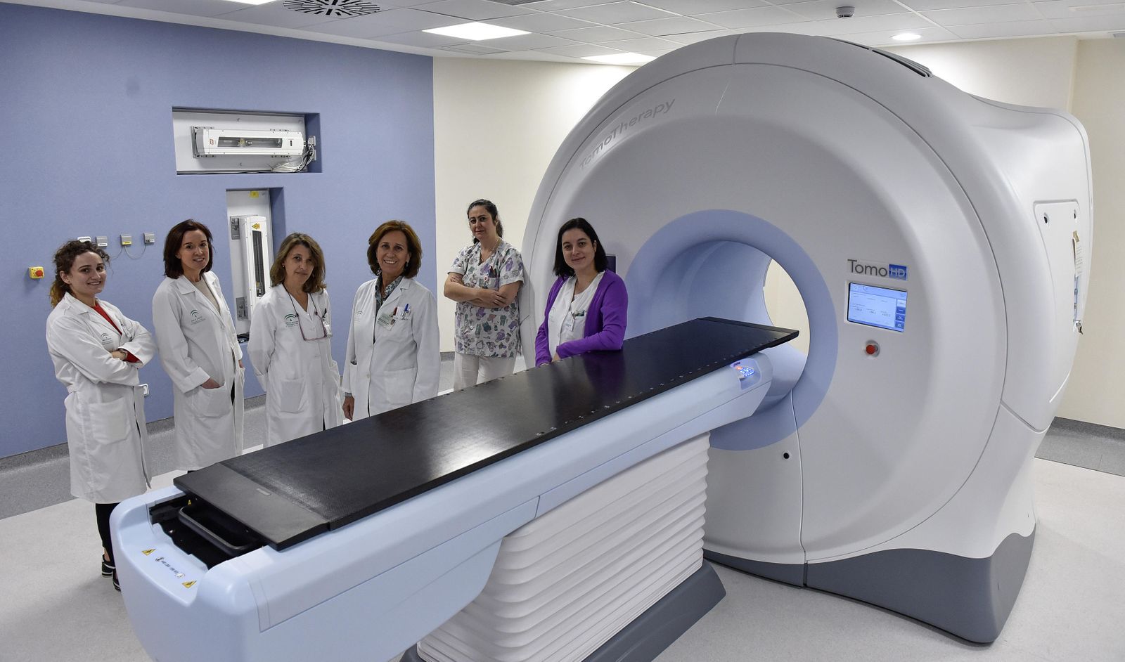 La doctora María José Ortiz Gordillo, jefa de Oncología Radioterápica, en el centro, junto a miembros su equipo humano, en la sala de la tomoterapia.