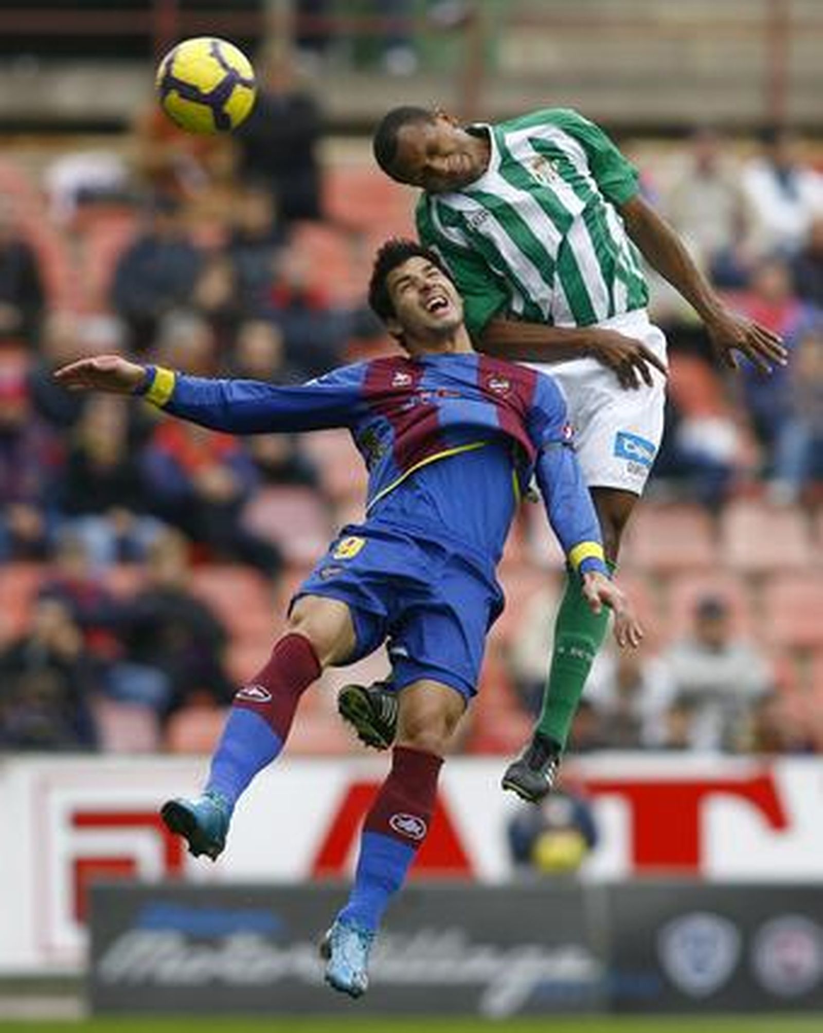 El equipo verdiblanco no puede sacar adelante los partidos lejos del Manuel Ruiz de Lopera. / LOF