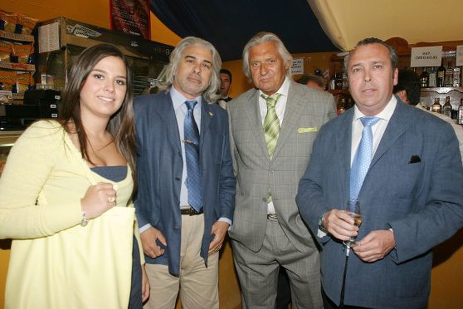 Marisa López, comercial del Diario y Benjamín Sánchez, director comercial, junto a Marc Ostarcevic de Oxi y Manuel Narvona, empresario hípico.

Foto: Vanesa Lobo