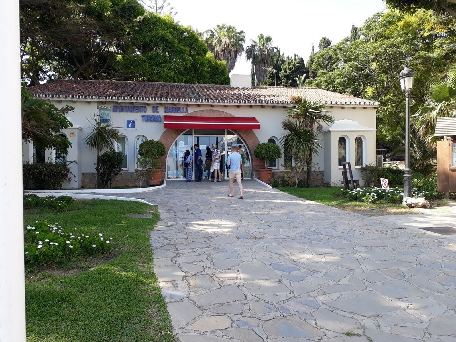 La oficina de turismo, cerrada al público.