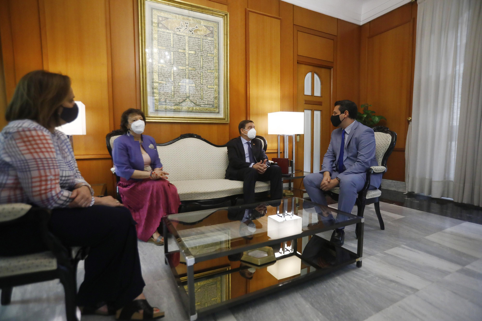 Un momento de la reunión de Luis Planas y José María Bellido, con Rafaela Valenzuela y Blanca Torrent. Un momento de la reunión de Luis Planas y José María Bellido, con Rafaela Valenzuela y Blanca Torrent.