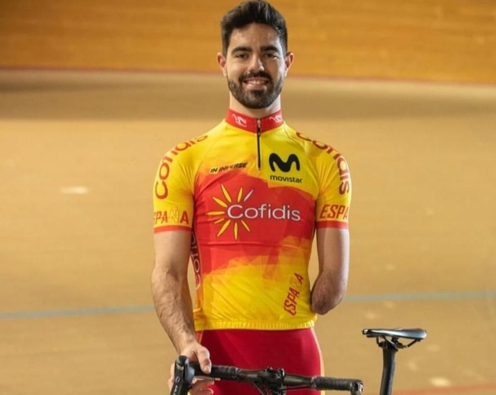 Alfonso Cabello posa con la camiseta de la selección nacional.