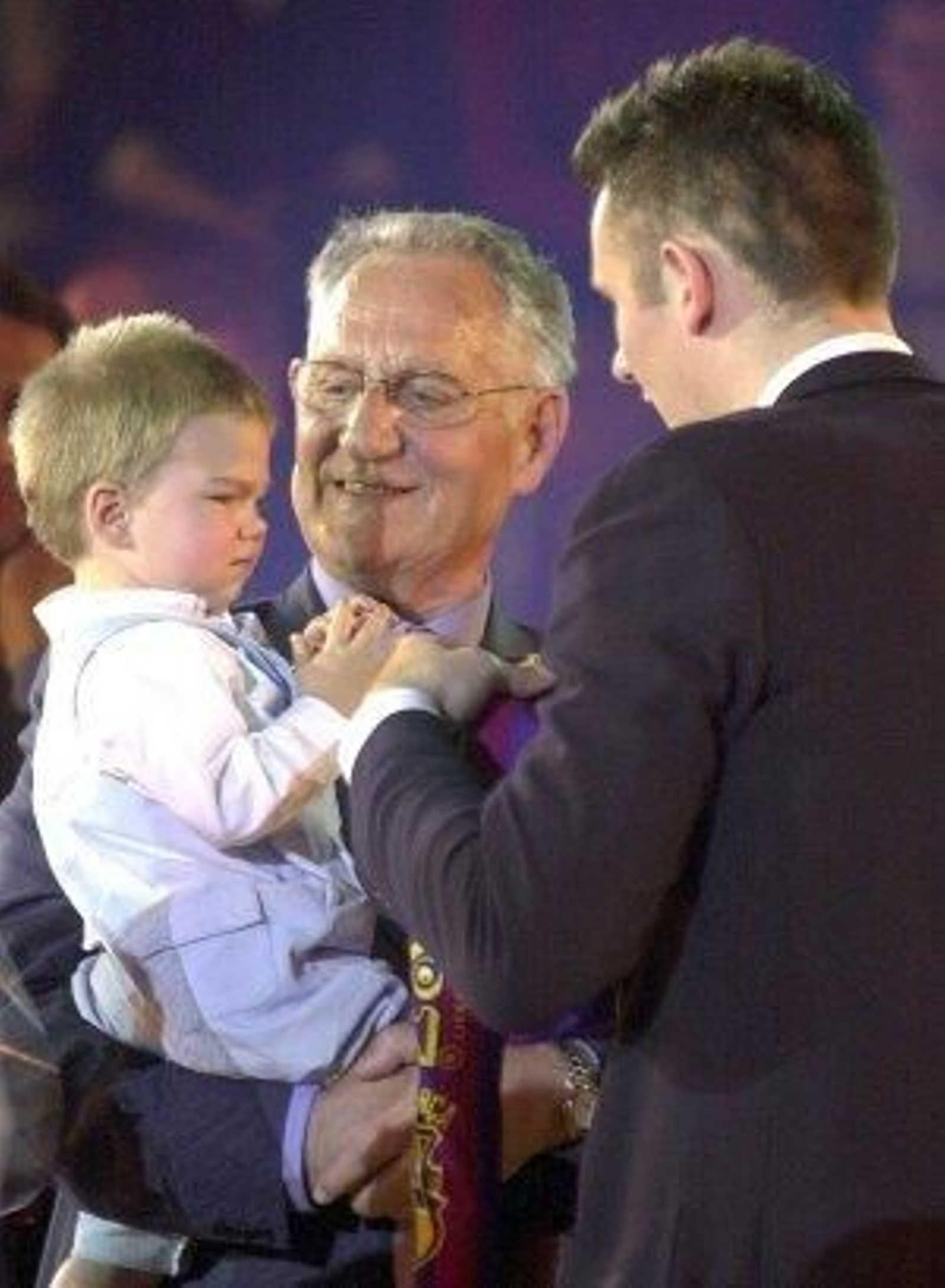 Con su padre, Juan María, y su primogénito, Juan Valentín, de niño.