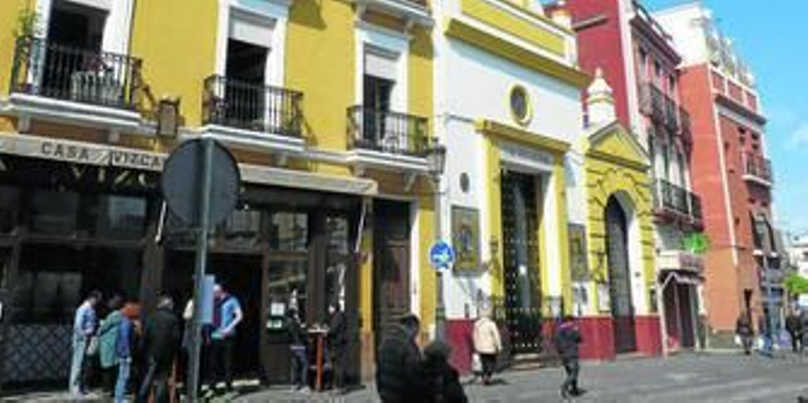 Taberna, iglesia y convento como trilogía en un rincón que todos los días del año  es explosión de vida, pero que esta tarde rozará lo inenarrable.