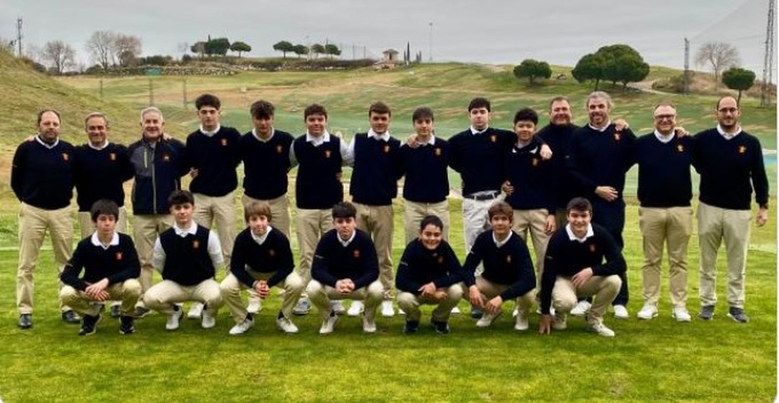 El grupo élite juvenil masculino 2025 de la Federación Española de Golf, con sus profesores