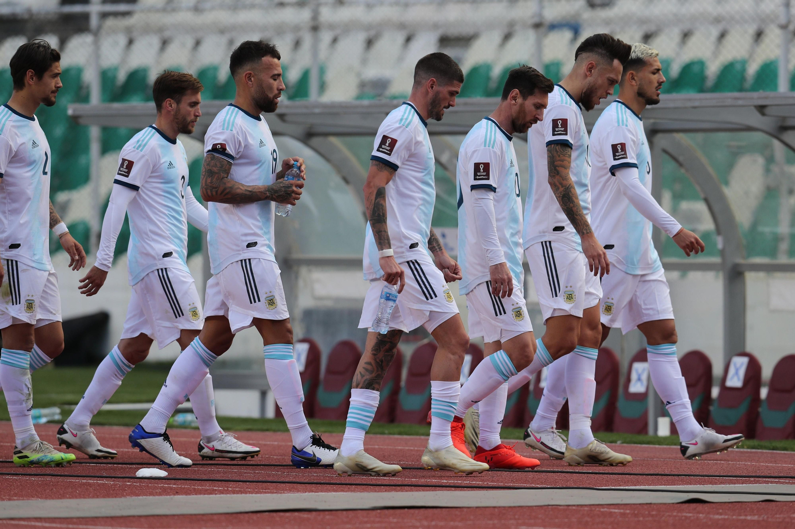 Ocampos, tras Messi, sale al campo tras el descanso del Bolivia-Argentina.