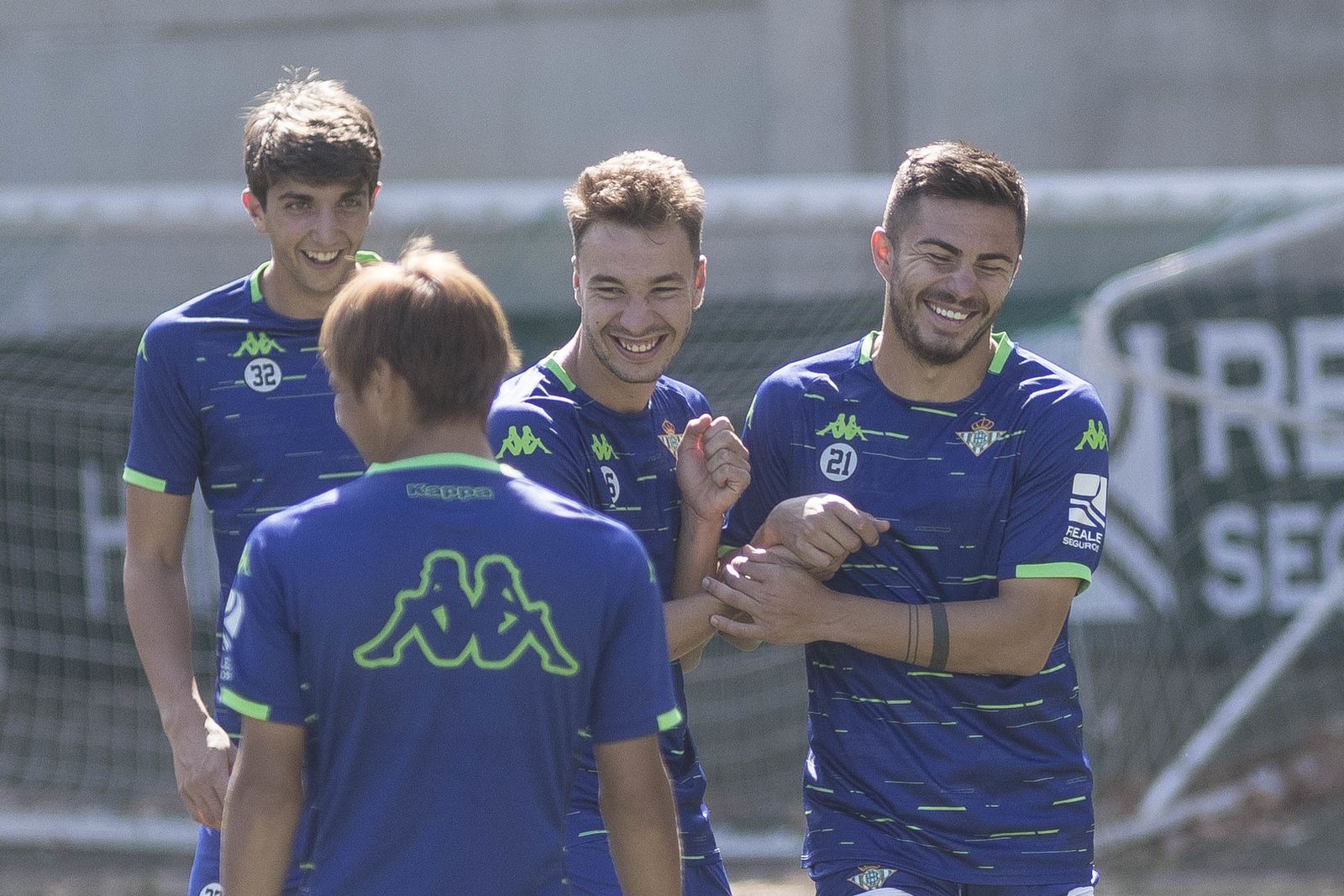 Tosca bromea con Loren en un entrenamiento.