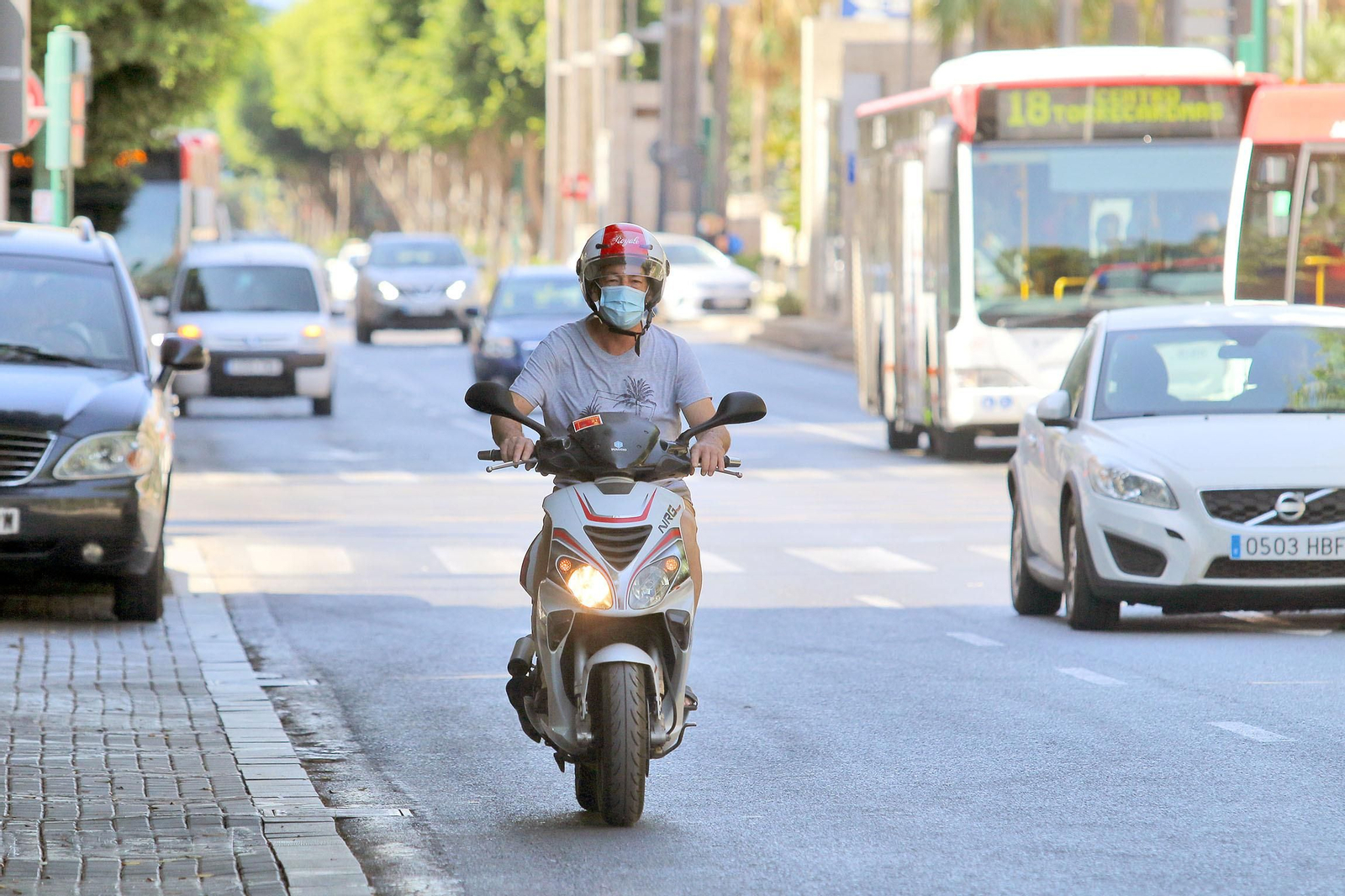 Las mascarillas son un elemento ya común en la ciudad.