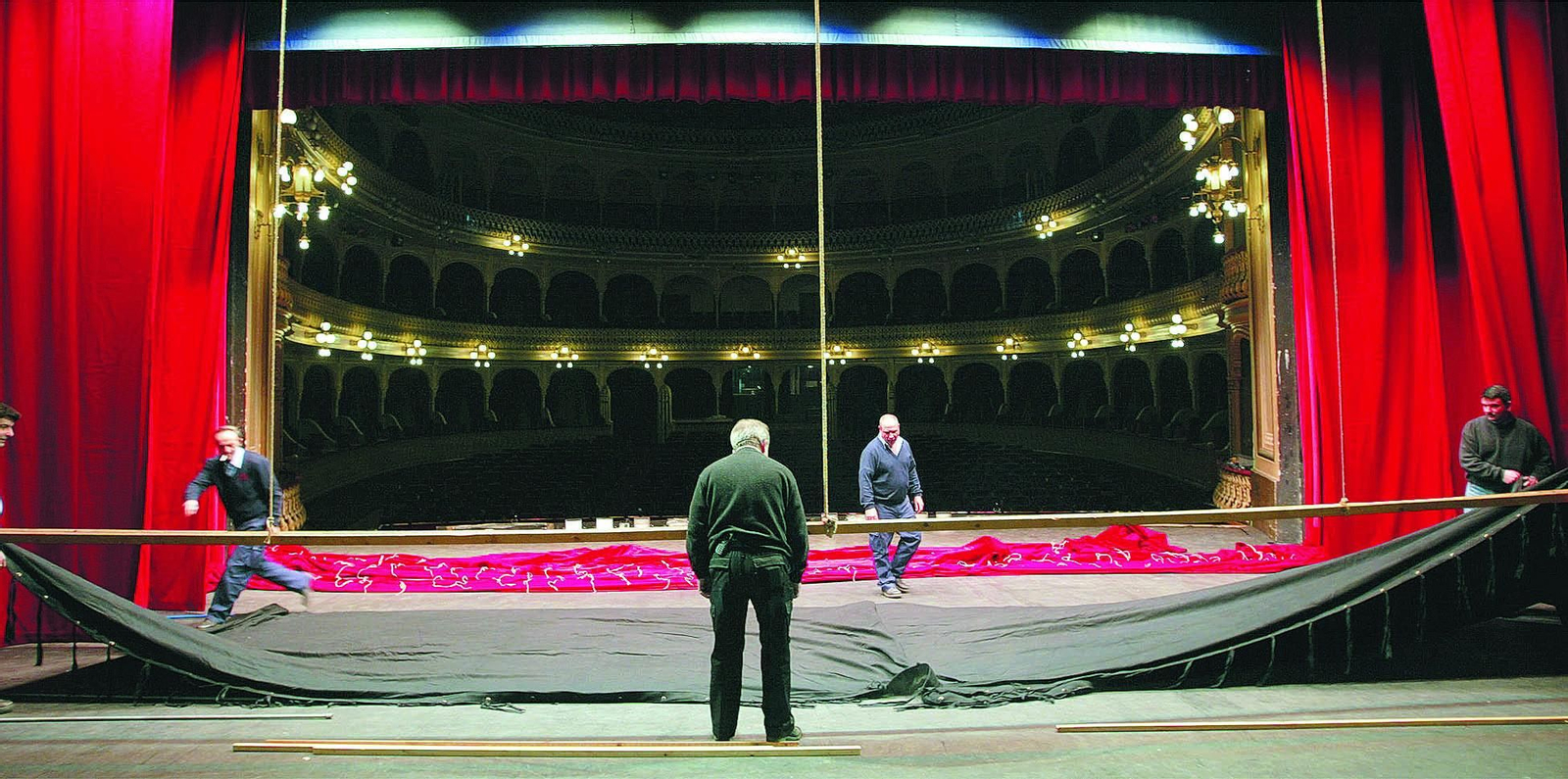 Montaje de la escenografía de una agrupación en el COAC 2003.