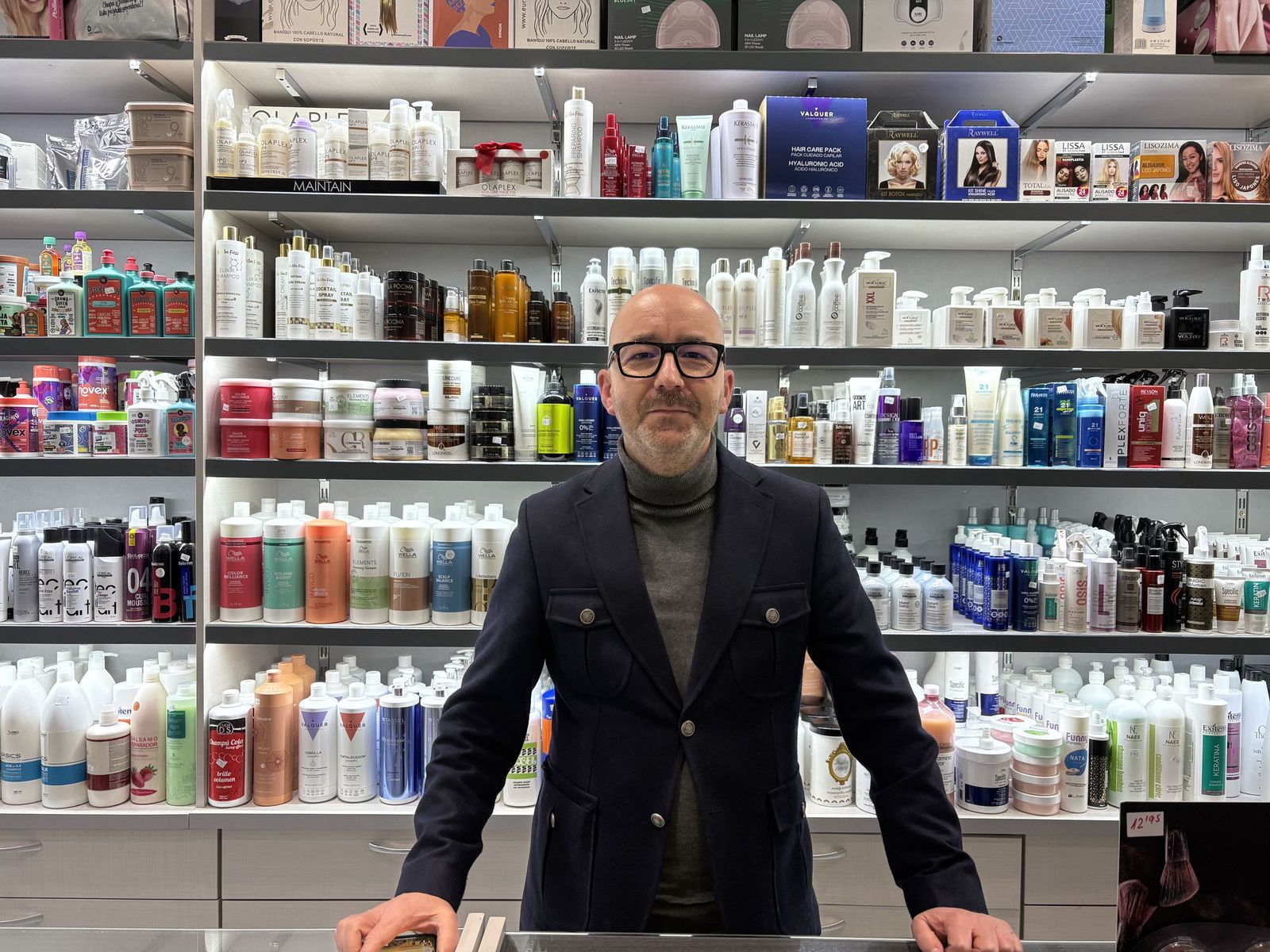 Antonio Navas, tras el mostrador de Nueva Línea.