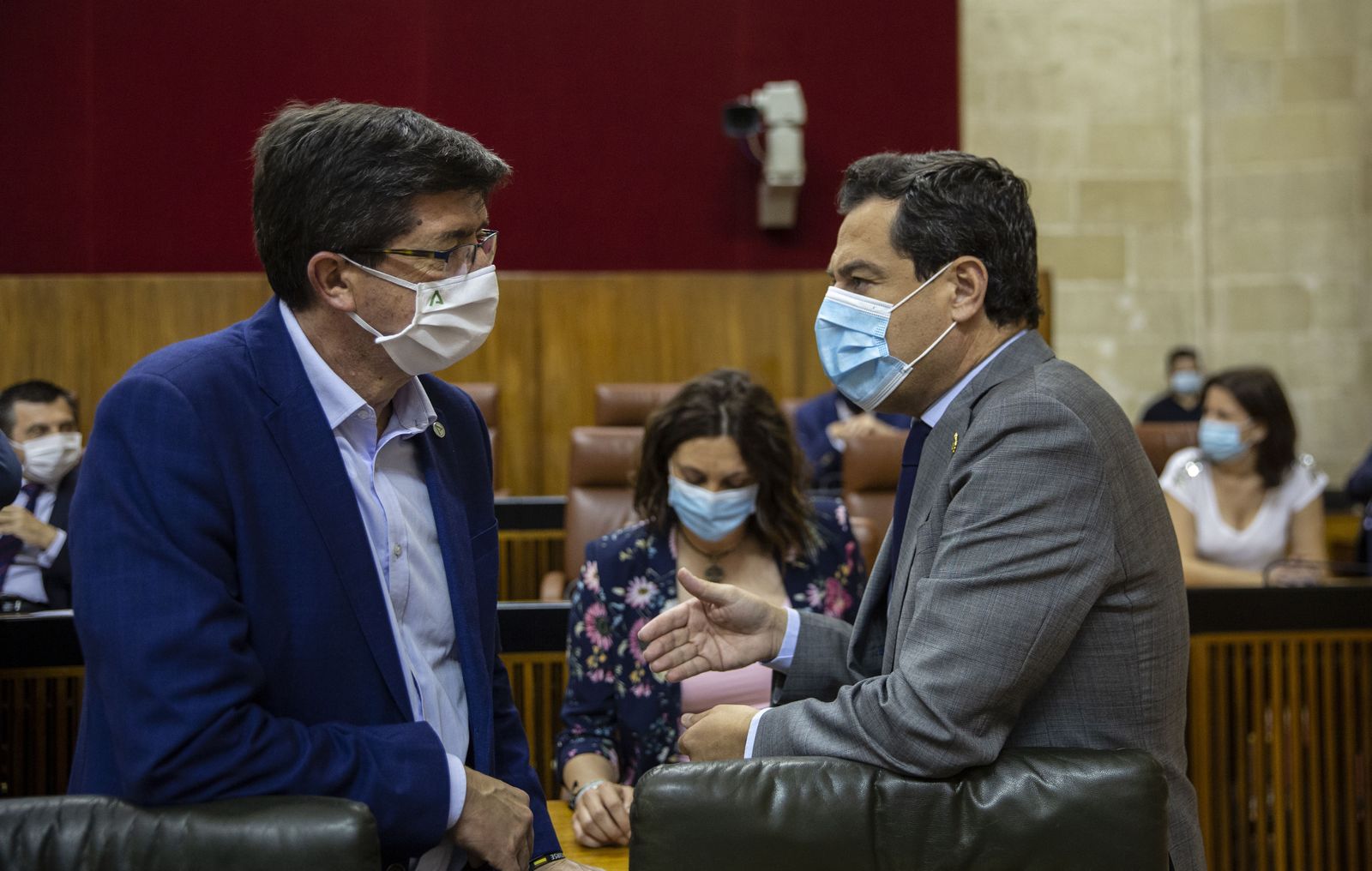 Juan Marín y Juanma Moreno conversan en el Parlamento
