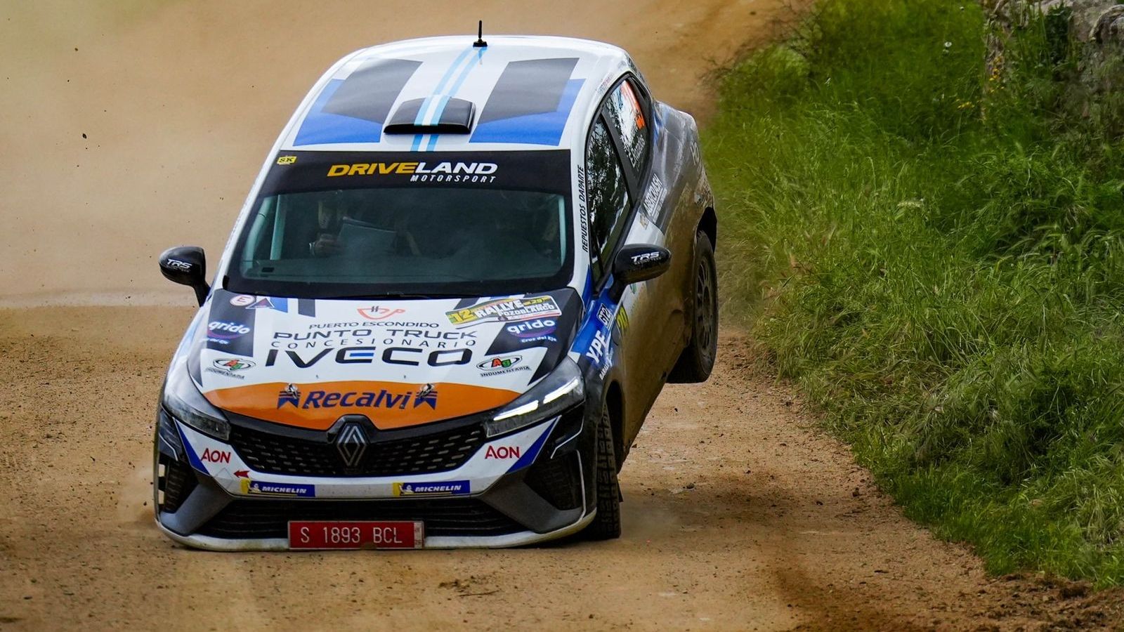 Un piloto intenta enderezar su coche durante el Rallye de Pozoblanco 2025.