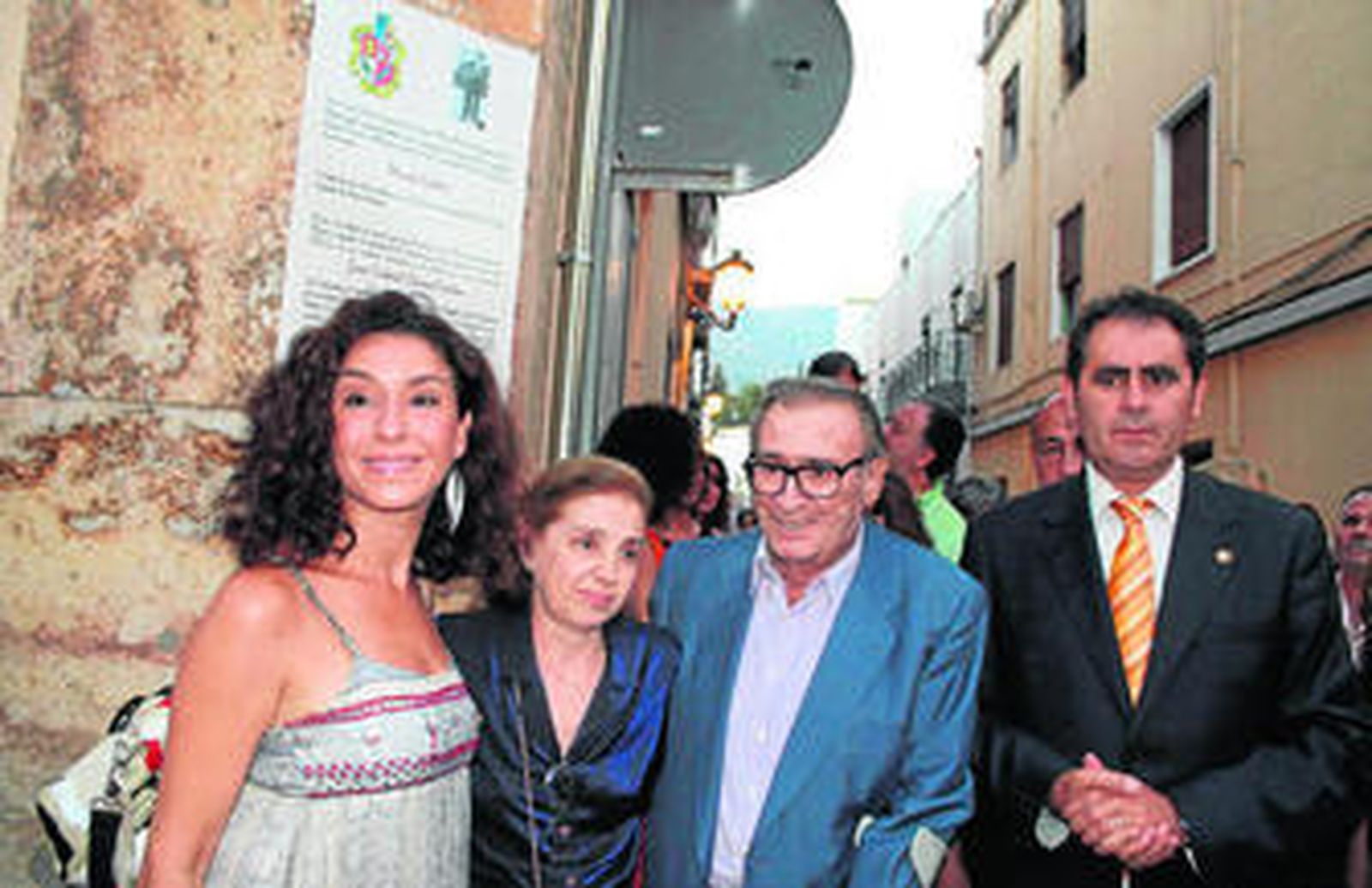 Vanessa, Esperanza y Manolo Escobar junto al alcalde Antonio Torres tras descubrir el azulejo.