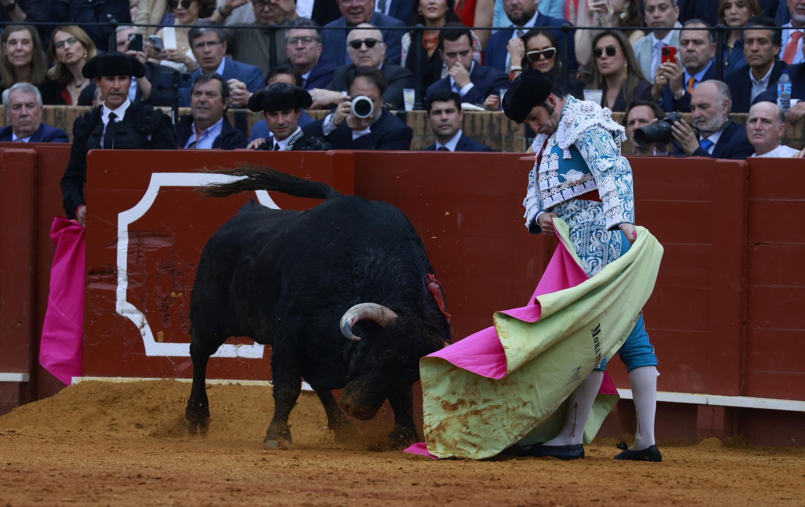 Las imágenes de los toros en Sevilla con Morante de la Puebla, José María Manzanares y Talavante