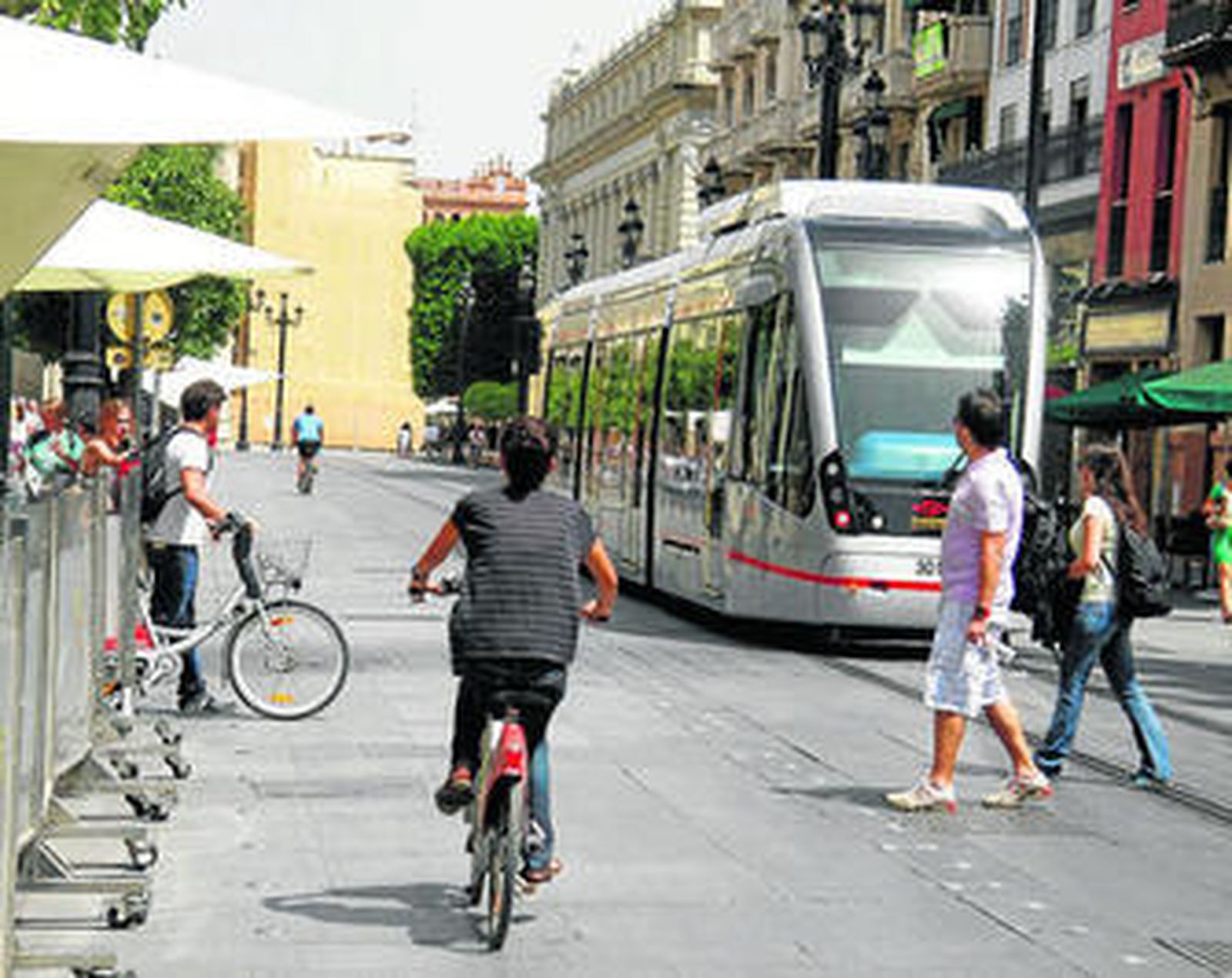 Veladores, ciclistas, peatones y el tranvía en la confluencia de la Avenida con García de Vinuesa.