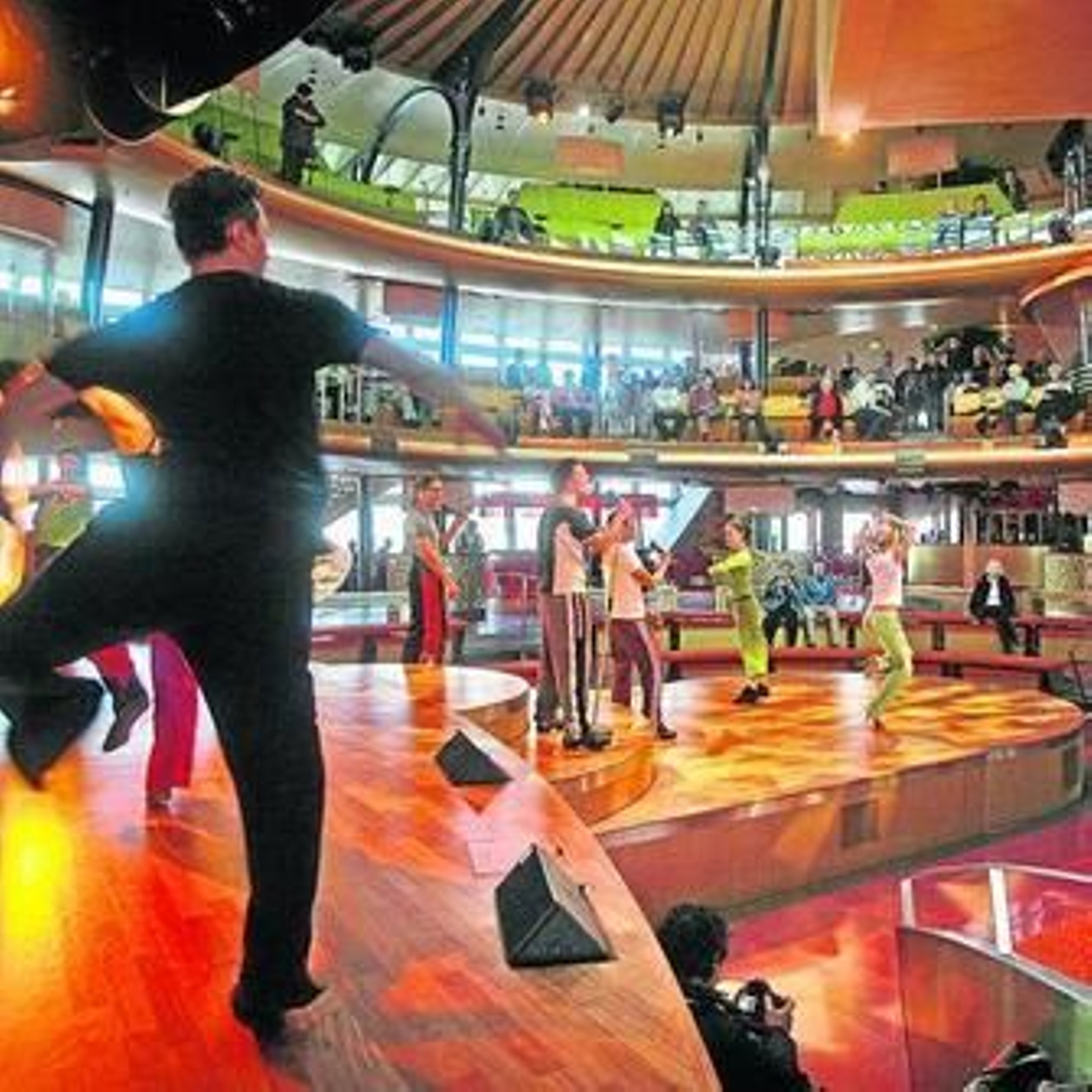 Un grupo de música y danza ensayaba ayer en la sala de espectáculos del crucero.