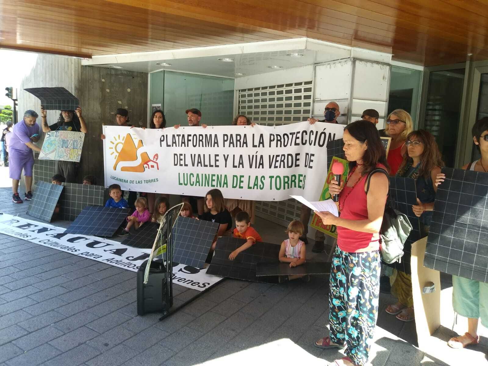Habitantes de Lucainena protestan ante la sede de X-ELIO en Murcia