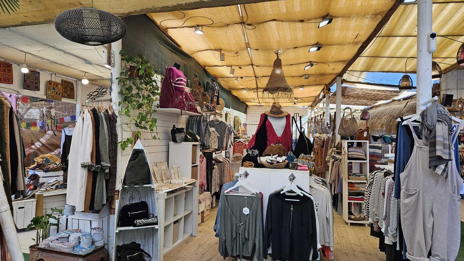 Interior del mercado Nómada