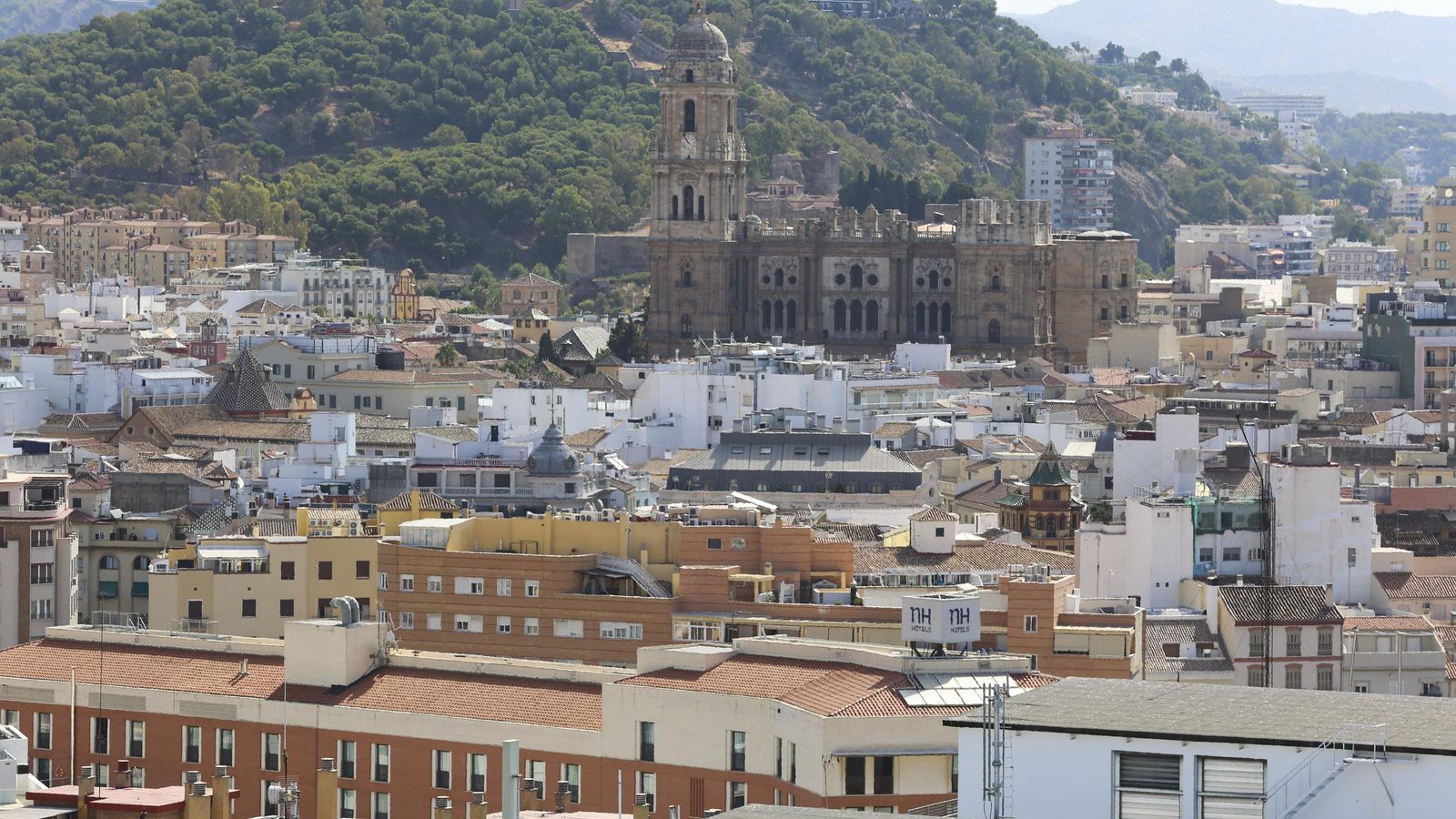 Panorámica actual de la ciudad de Málaga. Panorámica actual de la ciudad de Málaga.