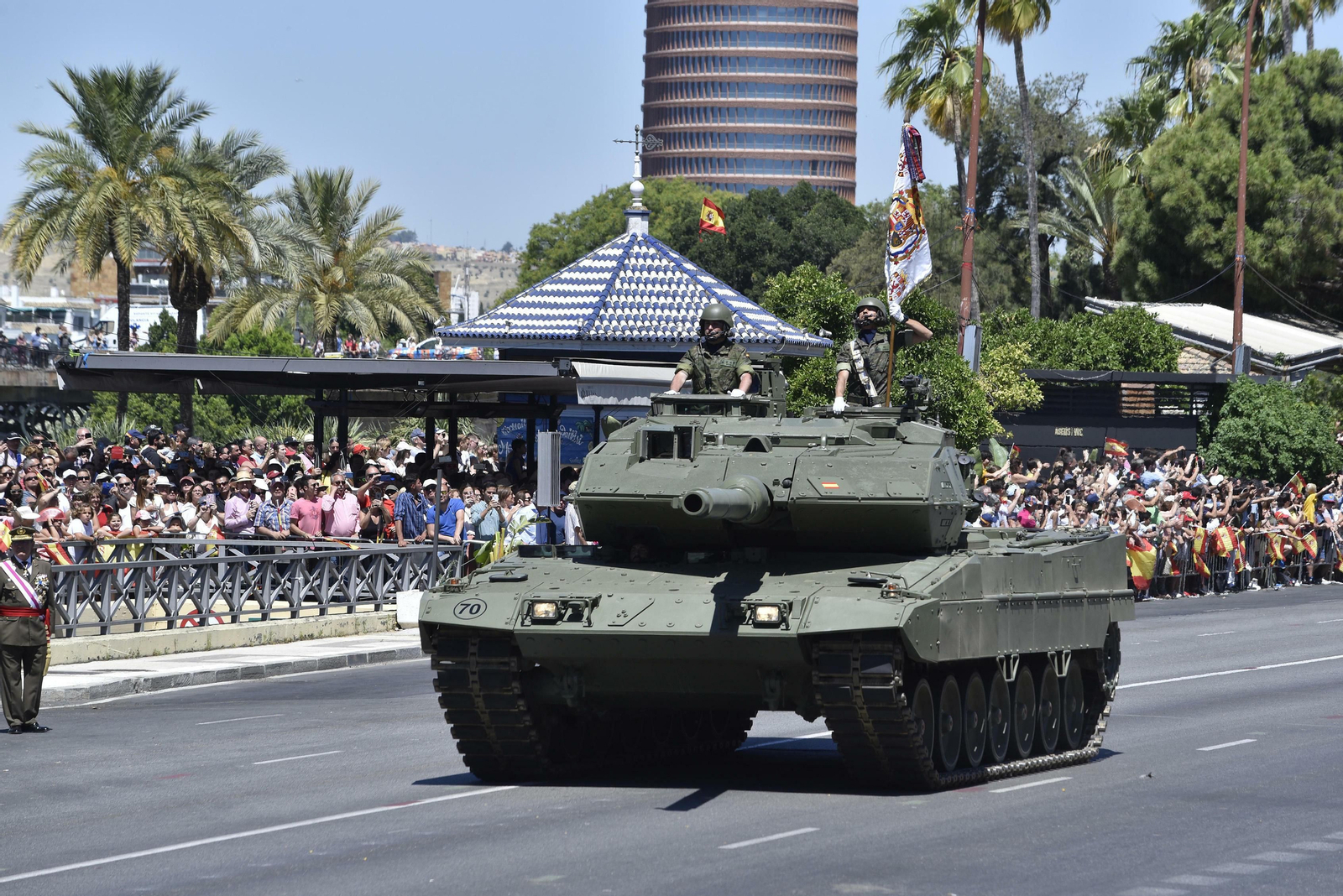 Las imágenes del desfile del Día de las Fuerzas Armadas en Sevilla