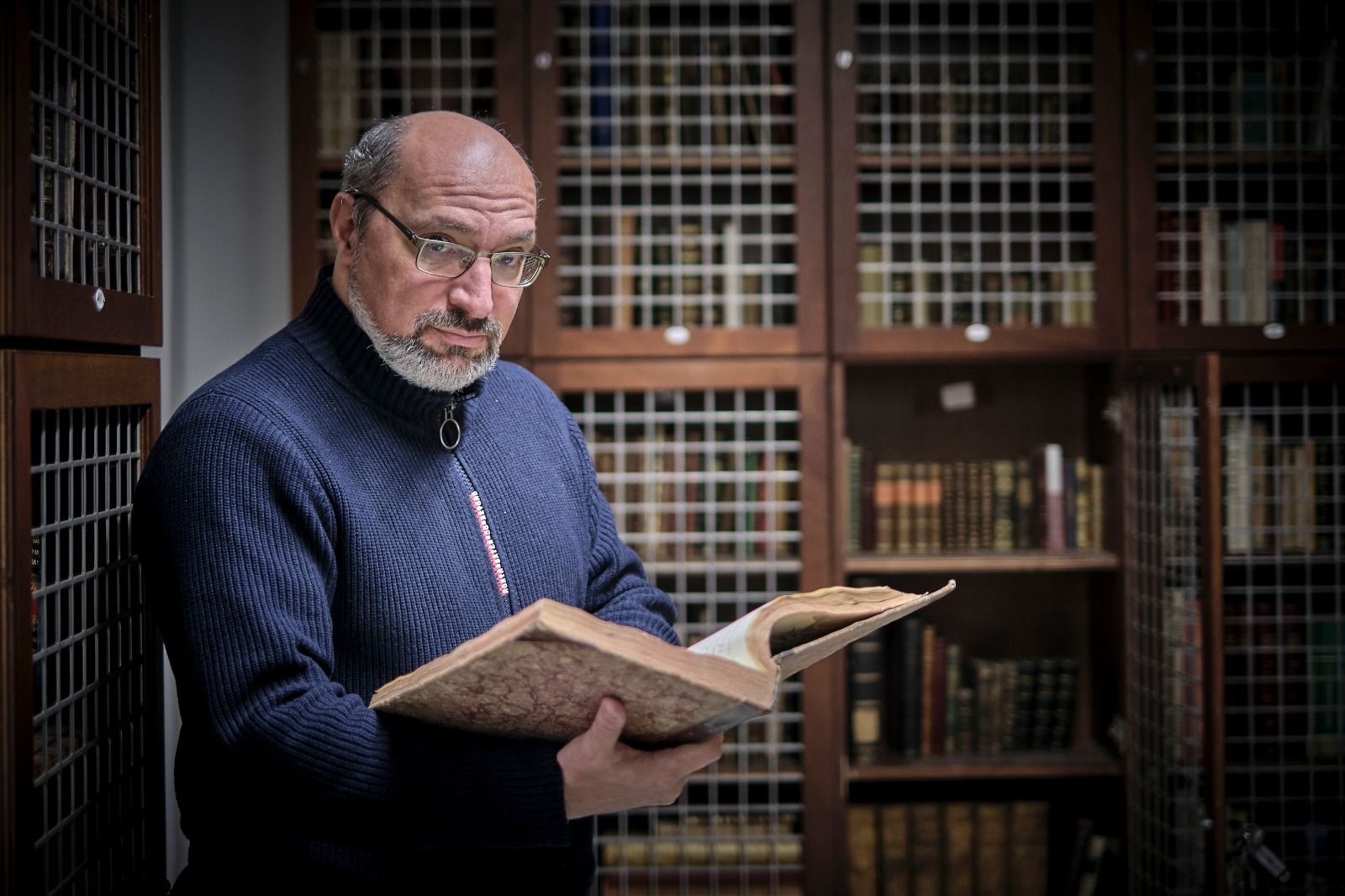 Ángel Guisado, con uno de los libros de la Fundación Joly.